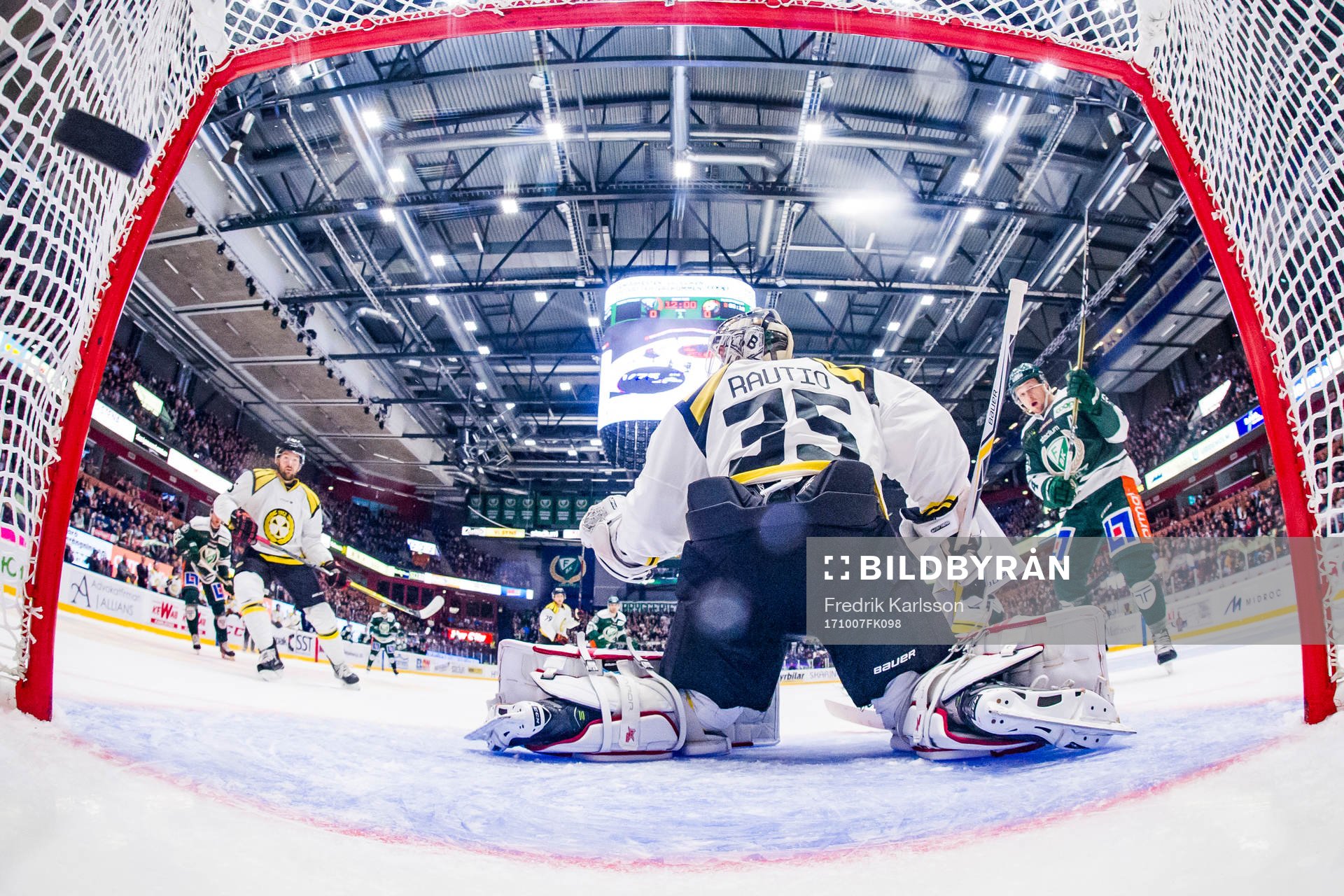 Brynäs målvakt David Rautio ser på när en puck går in