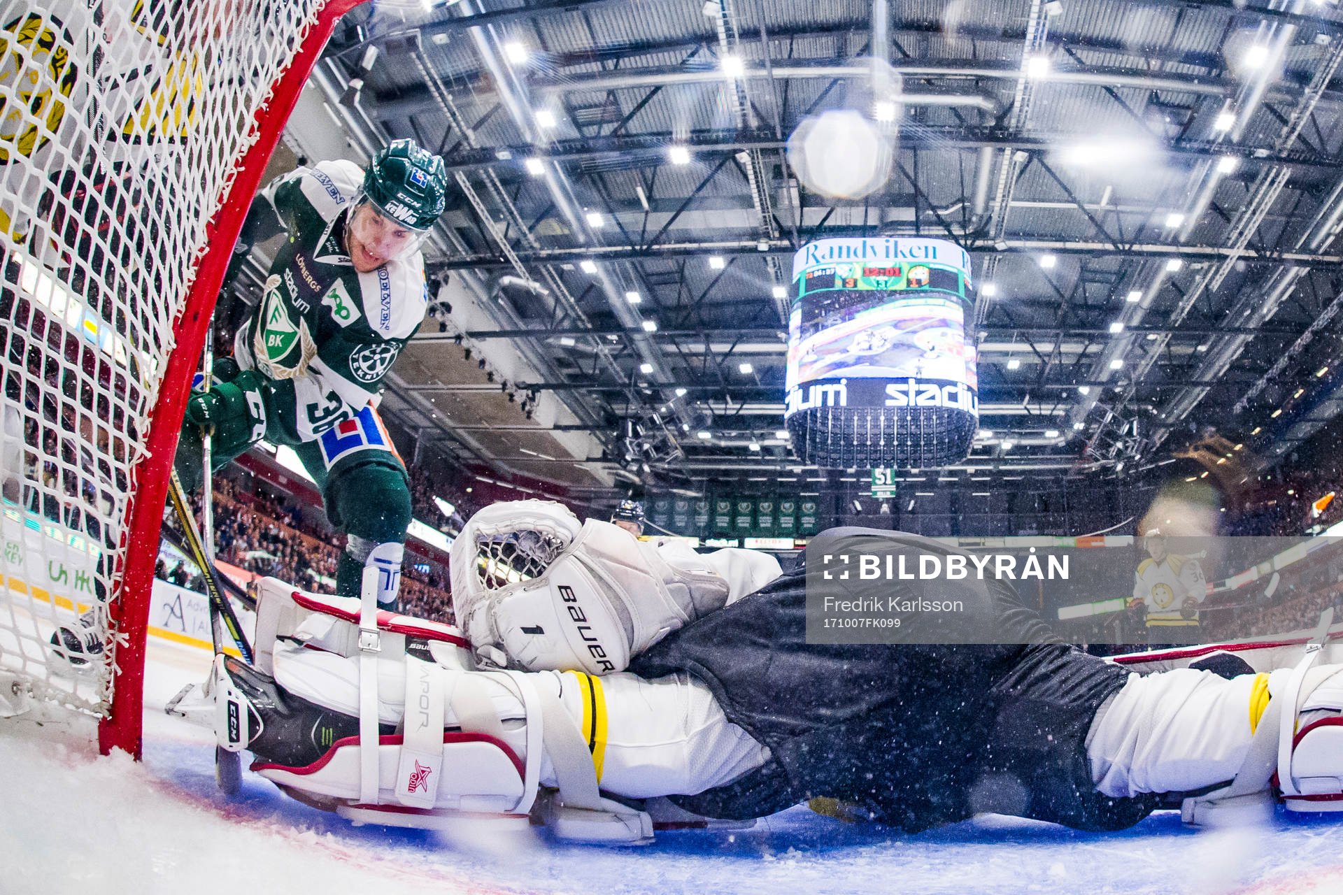 Färjestads Niklas Fogström i en kamp med Brynäs målvakt