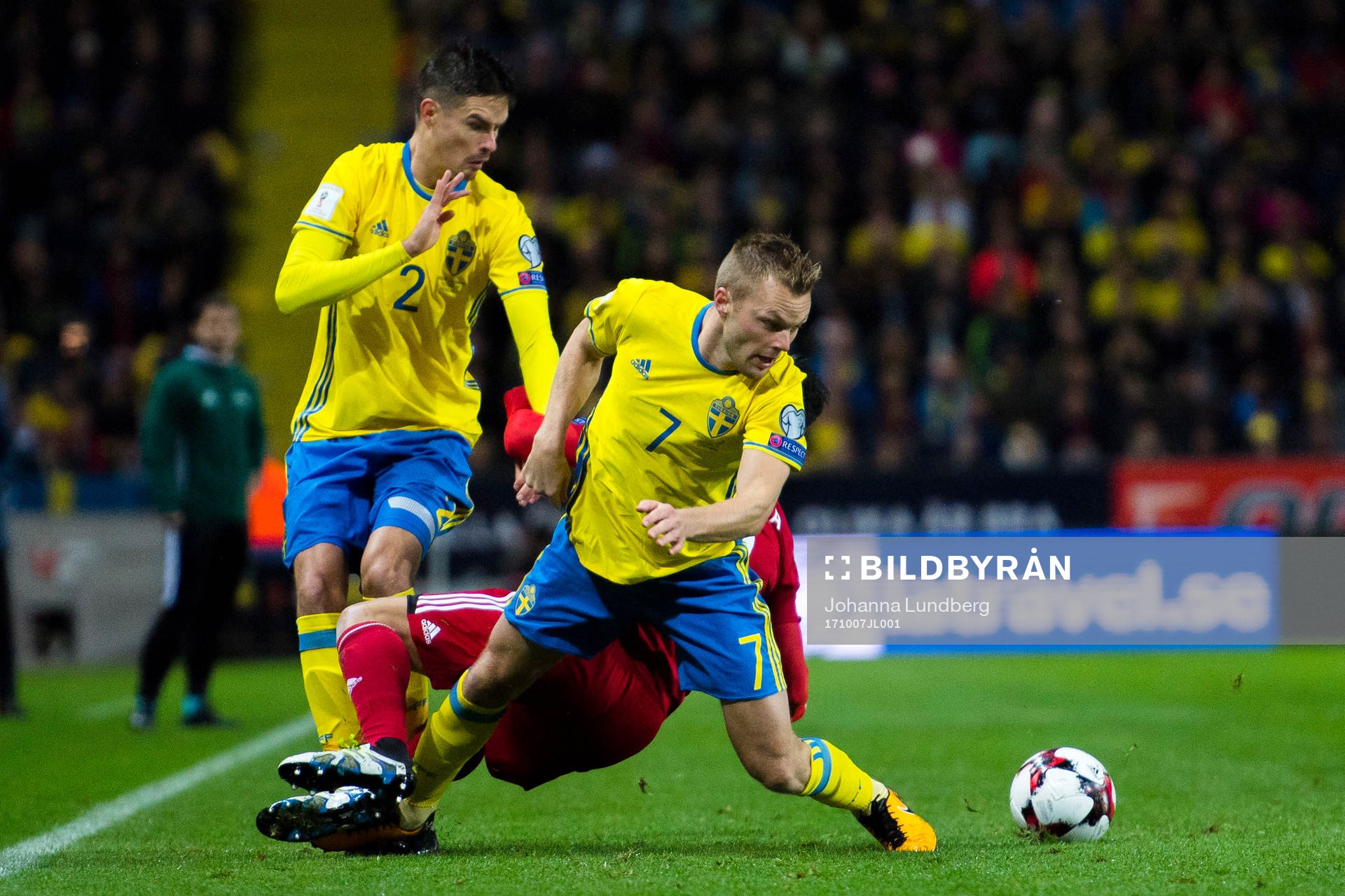Sveriges Mikael Lustig och Marcus Rohdén i en kamp mot
