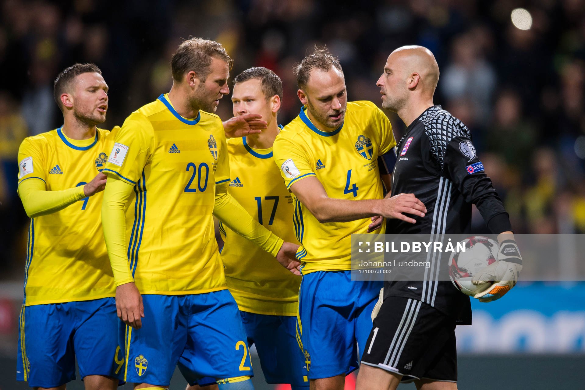 Sveriges Ola Toivonen och Andreas Granqvist jublar