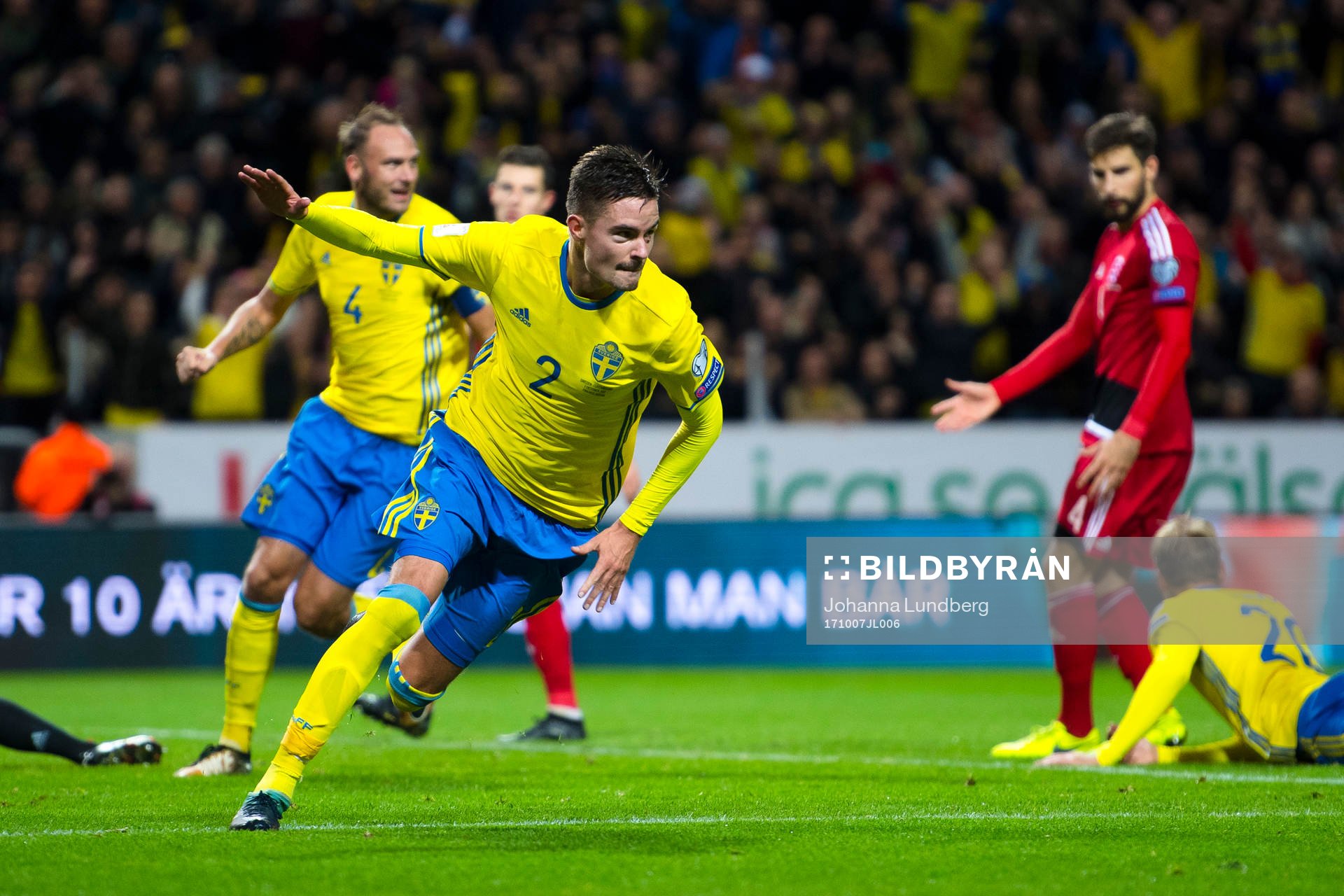 Sveriges Mikael Lustig jublar