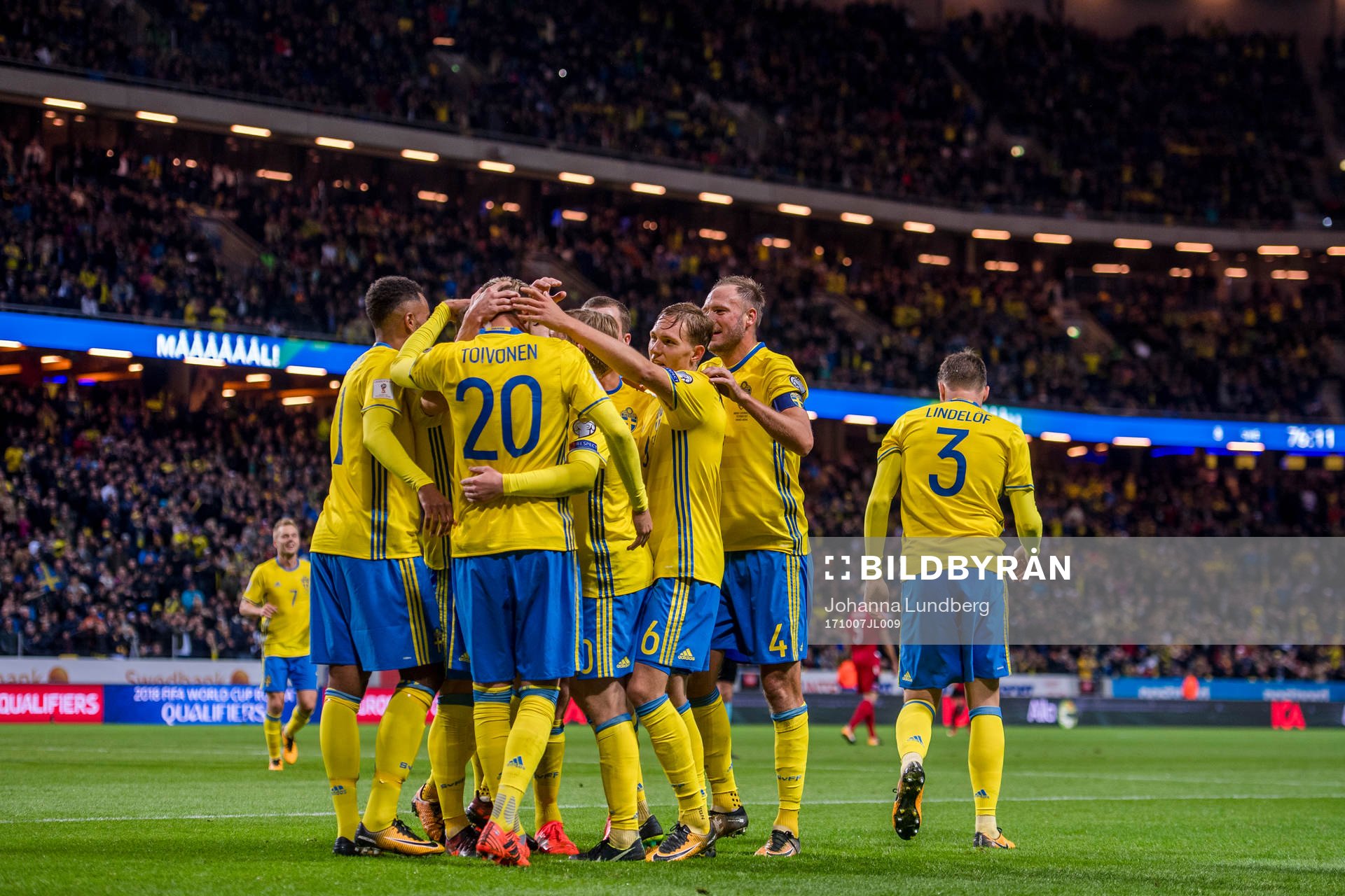 Sveriges Ola Toivonen jublar