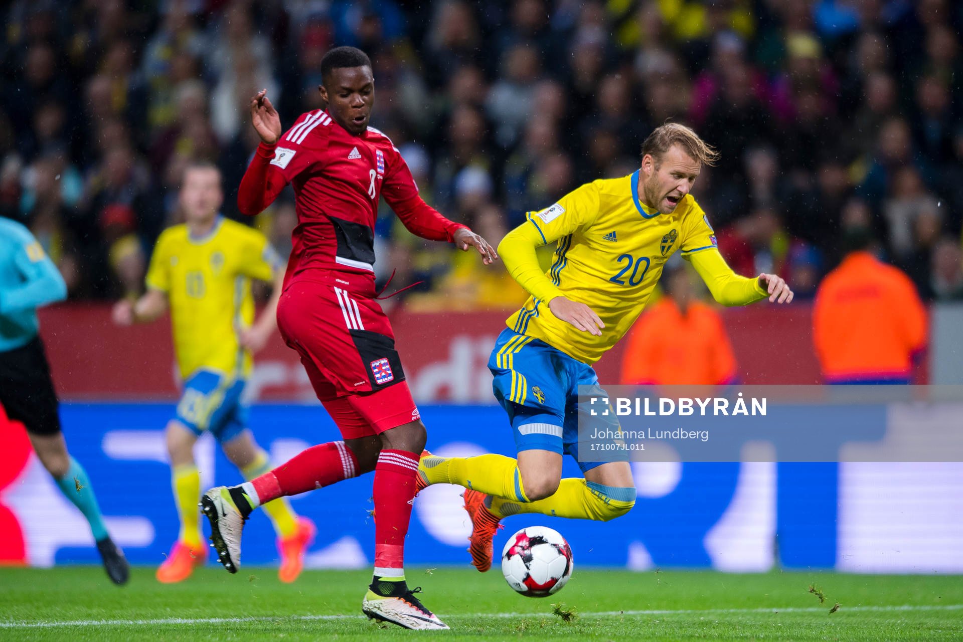 Sveriges Ola Toivonen faller i en situation med Luxemburgs