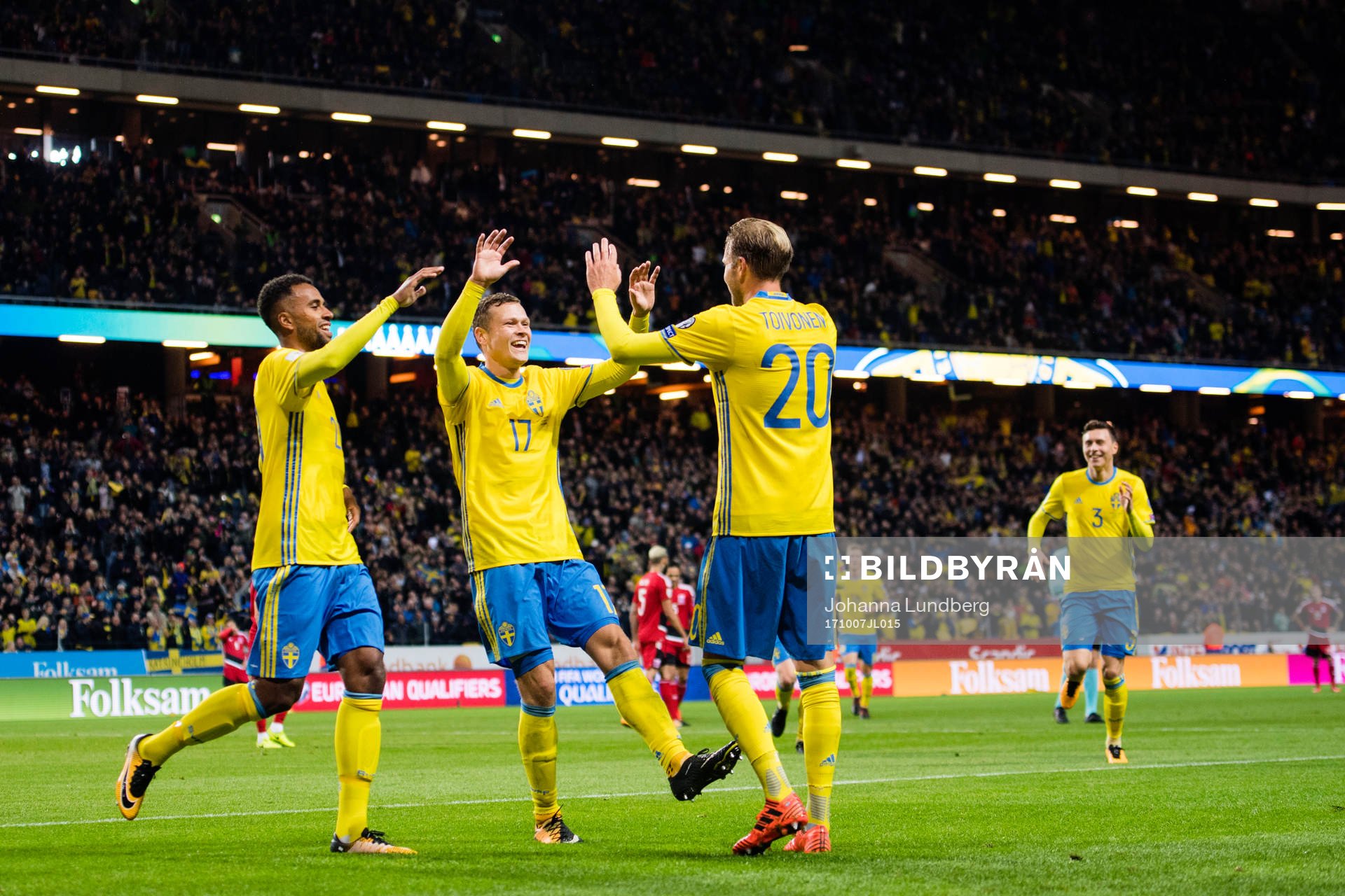 Sveriges Isaac Kiese Thelin och Viktor Claesson jublar mot