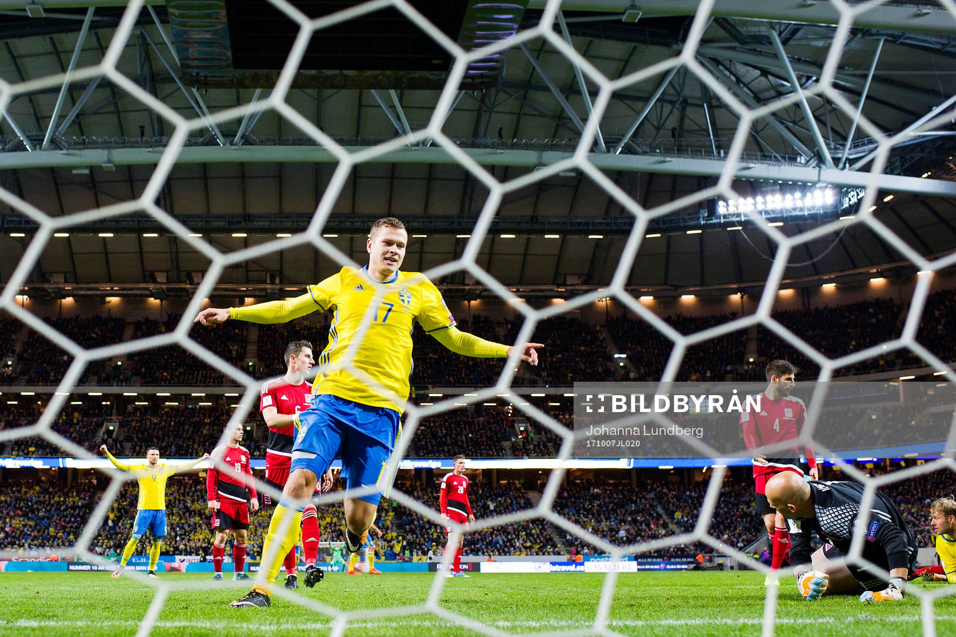 Sveriges Viktor Claesson jublar efter att Mikael Lustig (ej i bild) gjort 5-0 under VM-kvalmatchen i fotboll mellan Sverige och Luxemburg den 7 oktober 2017 i Stockholm.
