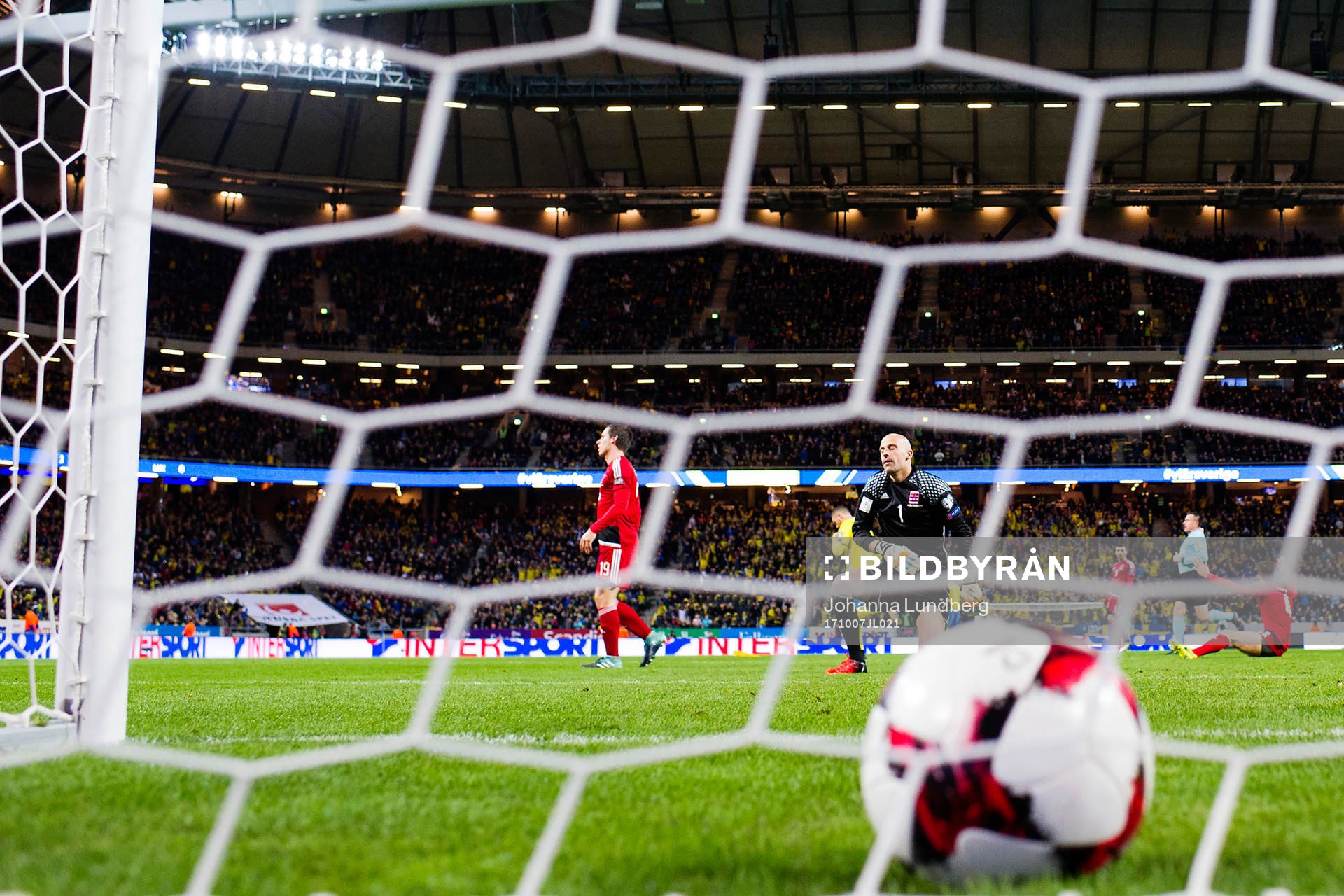 Sveriges Marcus Berg (ej i bild) gör 4-0 bakom Luxemburgs