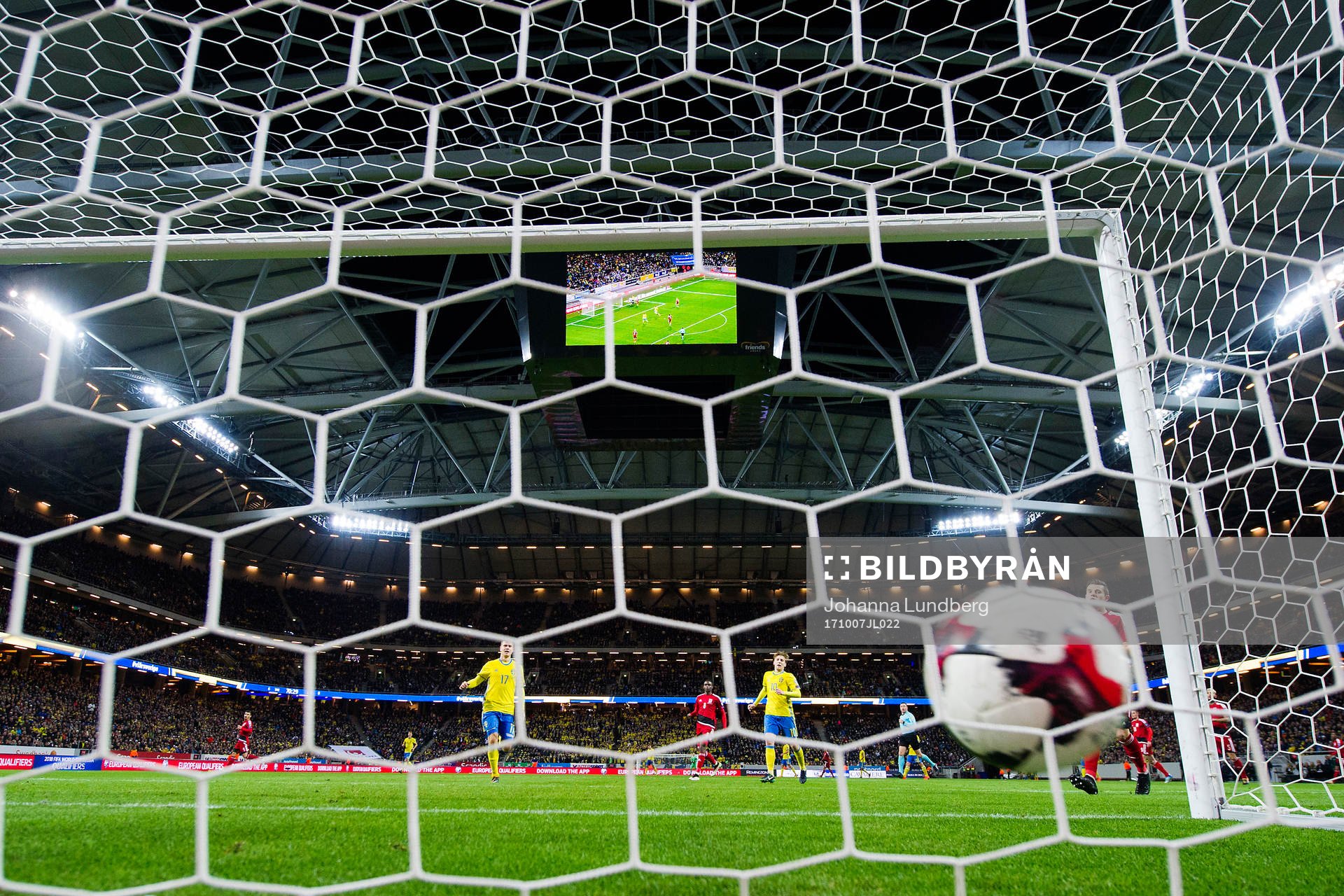 Sveriges Mikael Lustig (ej i bild) gör 7-0