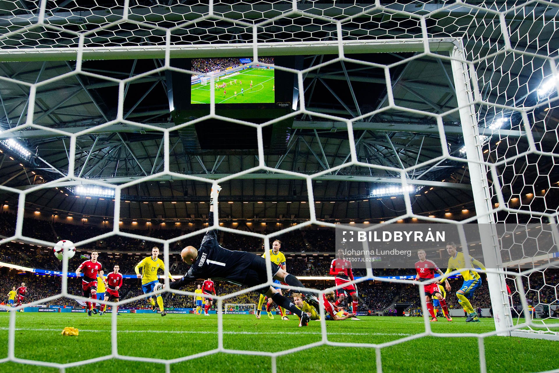 Sveriges Mikael Lustig (th) gör 5-0 bakom Luxemburgs