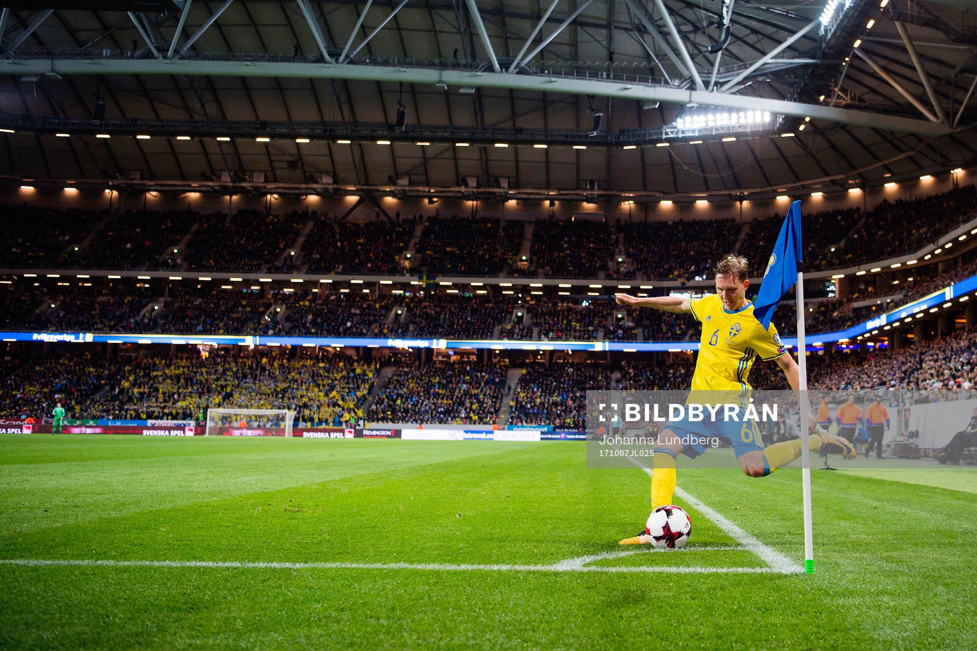 Sveriges Ludwig Augustinsson med en hörna