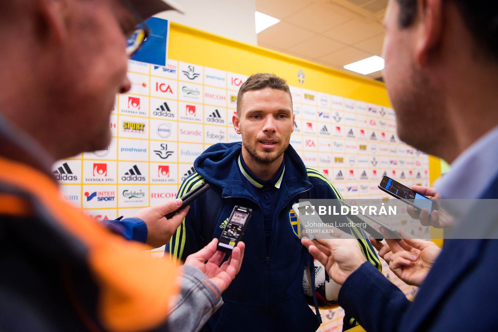 Sveriges Marcus Berg blir intervjuad i mixed zone