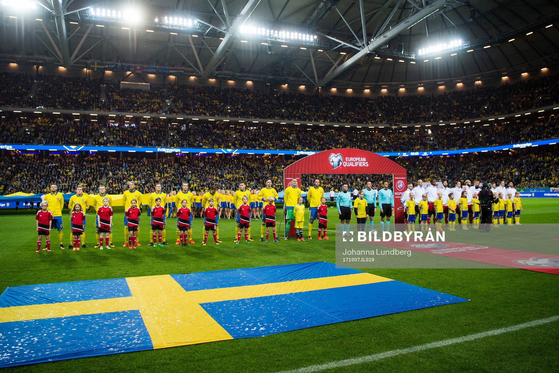 Sveriges och Luxemburgs spelare står uppställda