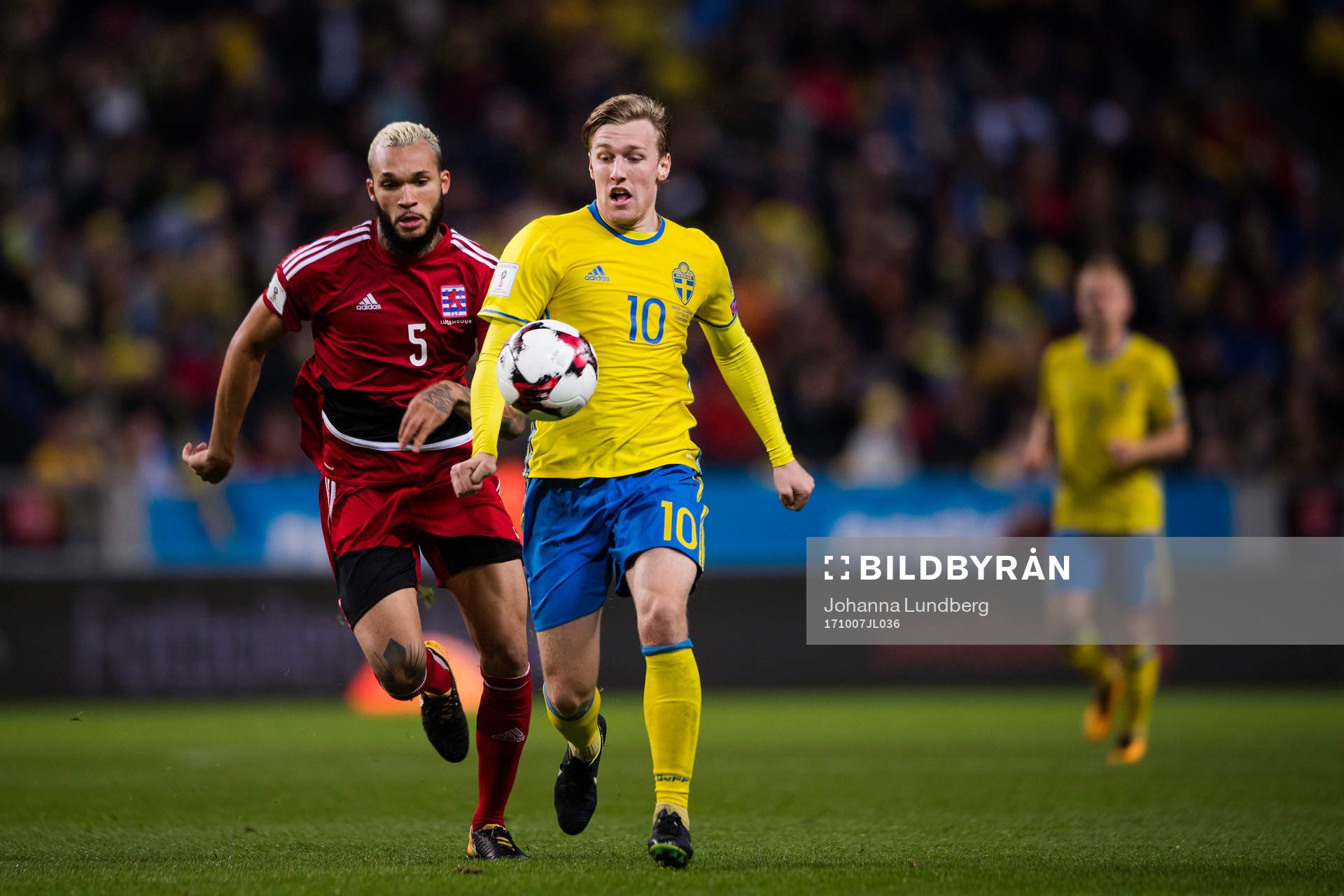 Luxemburgs Dwayn Holter och Sveriges Emil Forsberg
