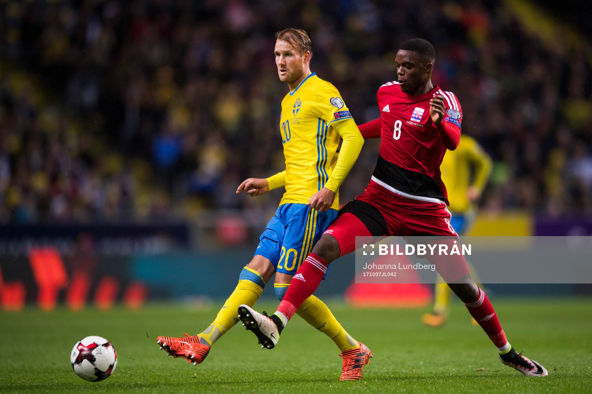Sveriges Ola Toivonen och Luxemburgs Christopher Martins under VM-kvalmatchen i fotboll mellan Sverige och Luxemburg den 7 oktober 2017 i Stockholm.