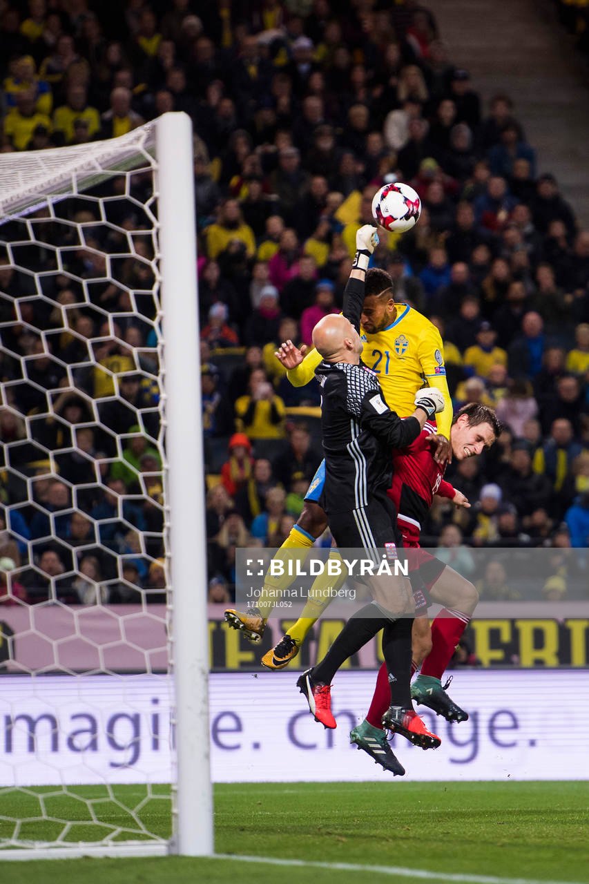 Sveriges Isaac Kiese Thelin i en nickduell mot Luxemburgs