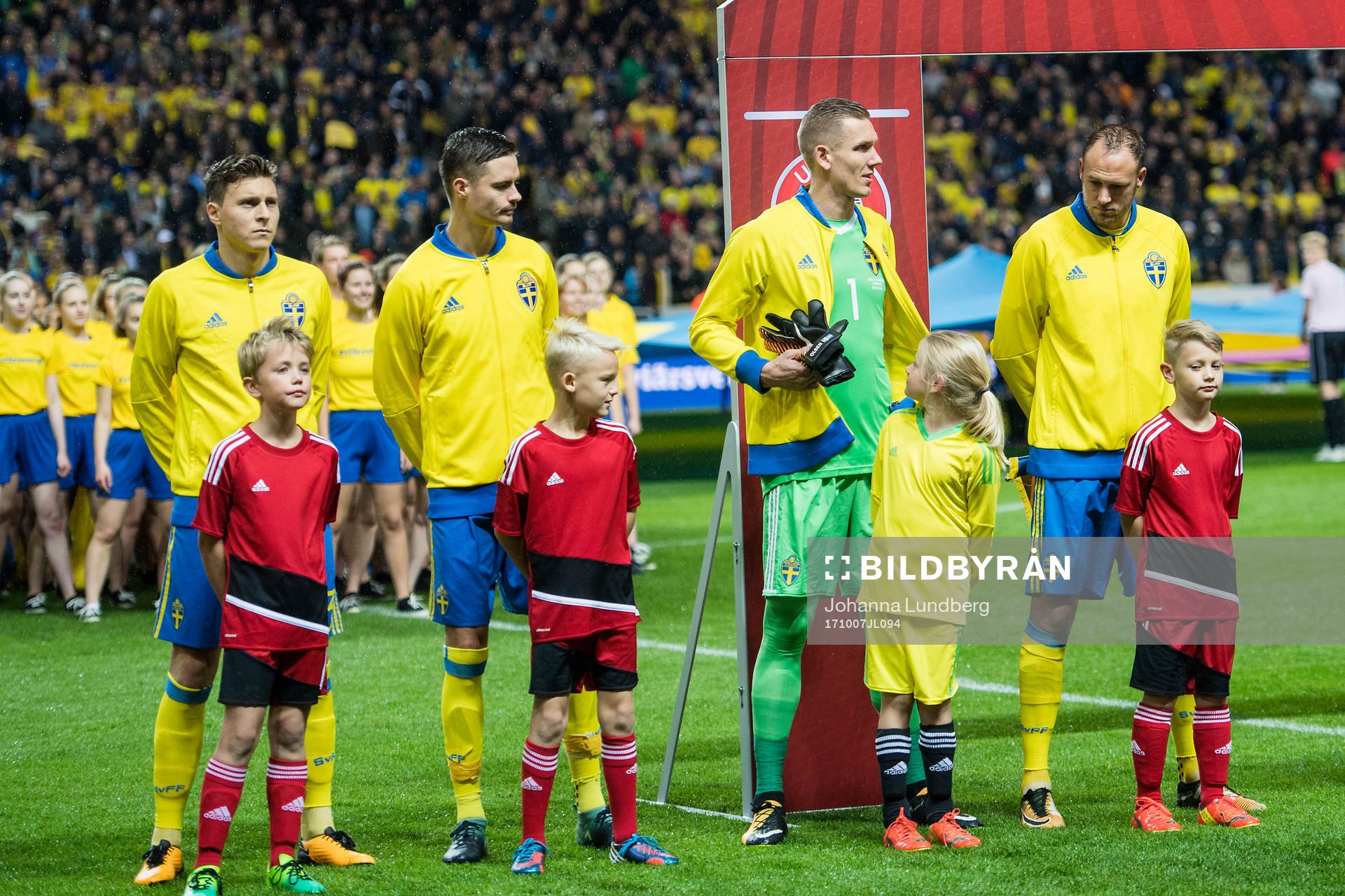 Sveriges målvakt Robin Olsen tar av sig sin tröja för