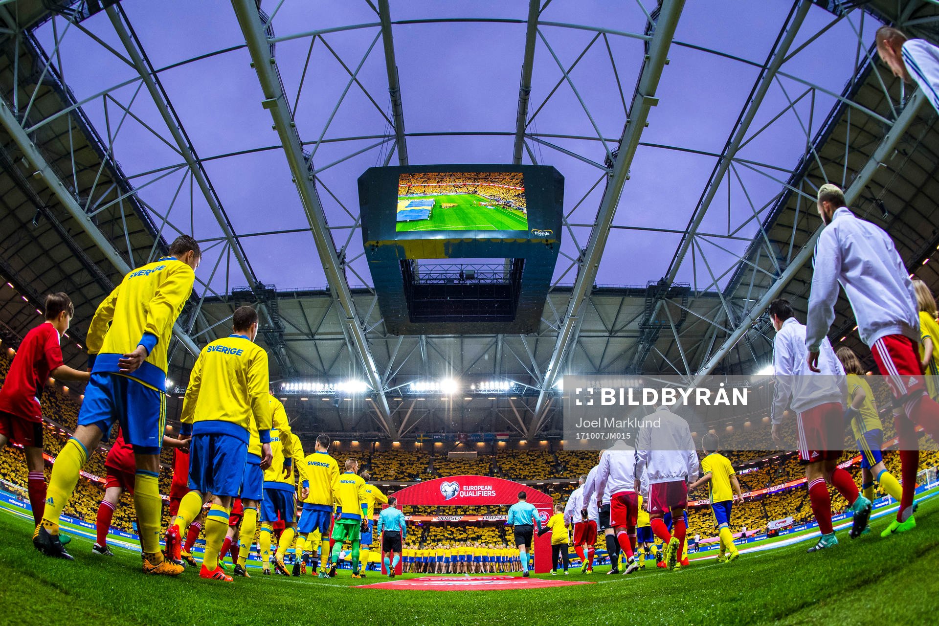 Spelarna gör entre före VM-kvalmatchen i fotboll mellan