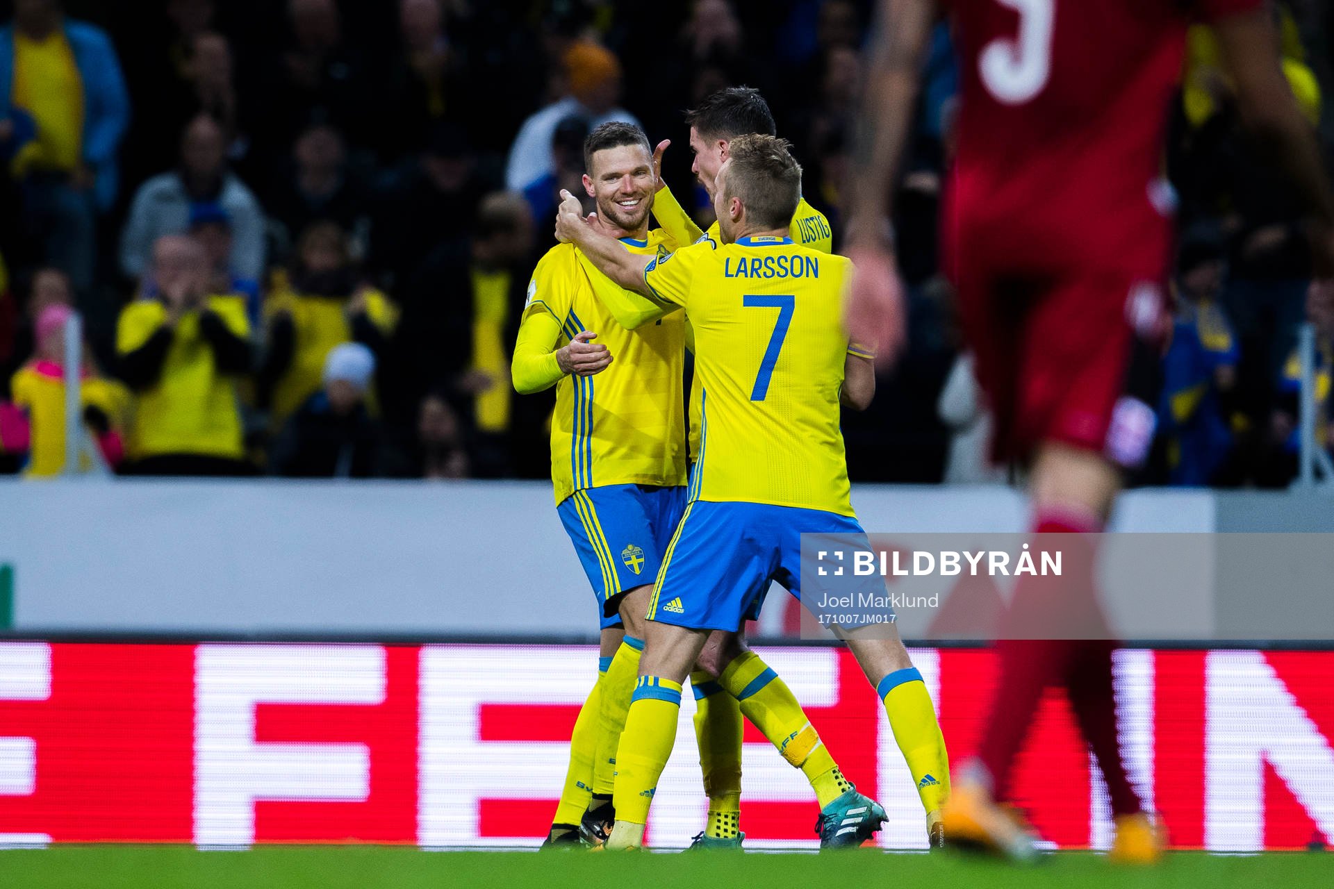 Sveriges Marcus Berg jublar med Mikael Lustig
