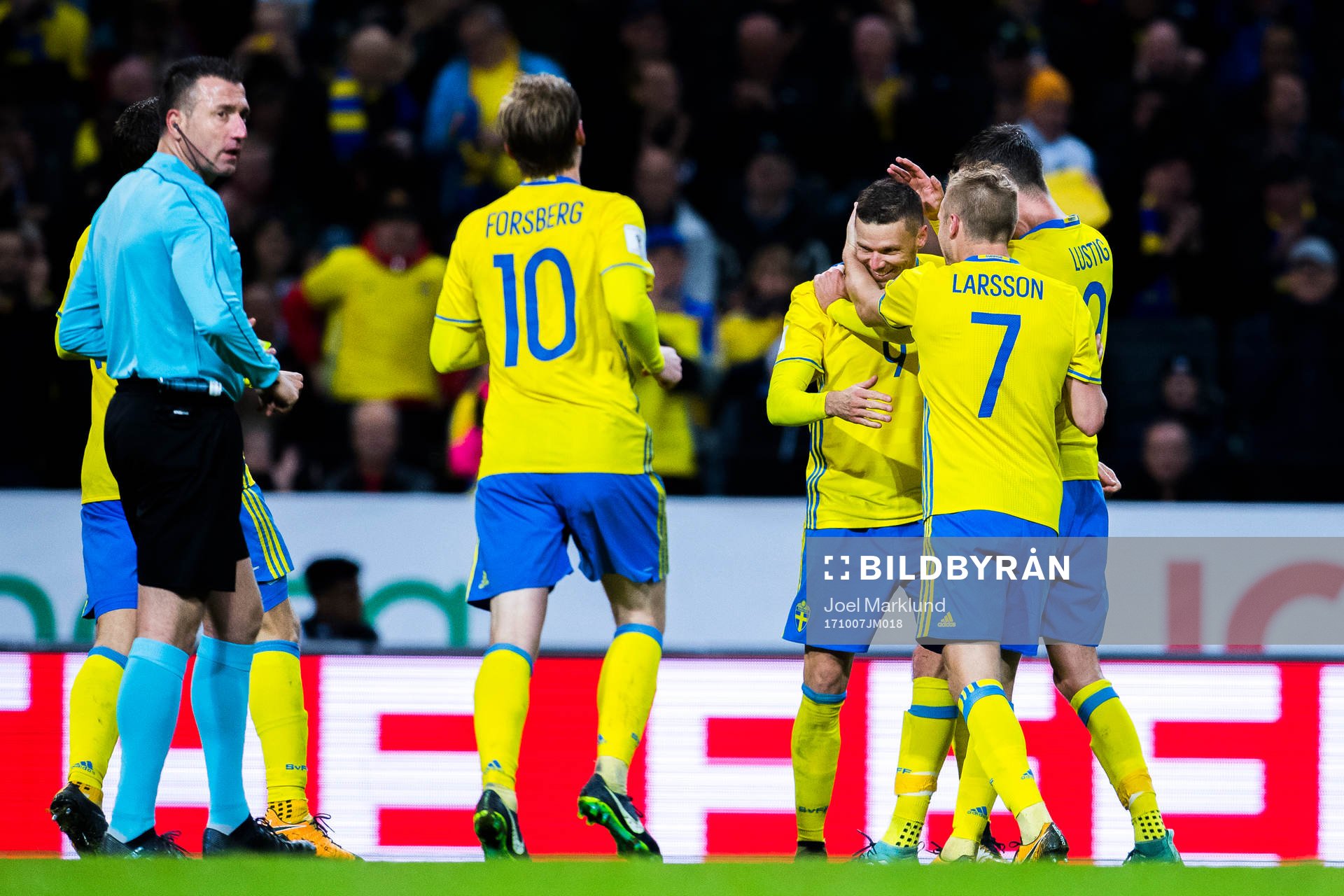 Sveriges Marcus Berg jublar efter 4-0 under VM-kvalmatchen i fotboll mellan Sverige och Luxemburg den 7 oktober 2017 i Stockholm.