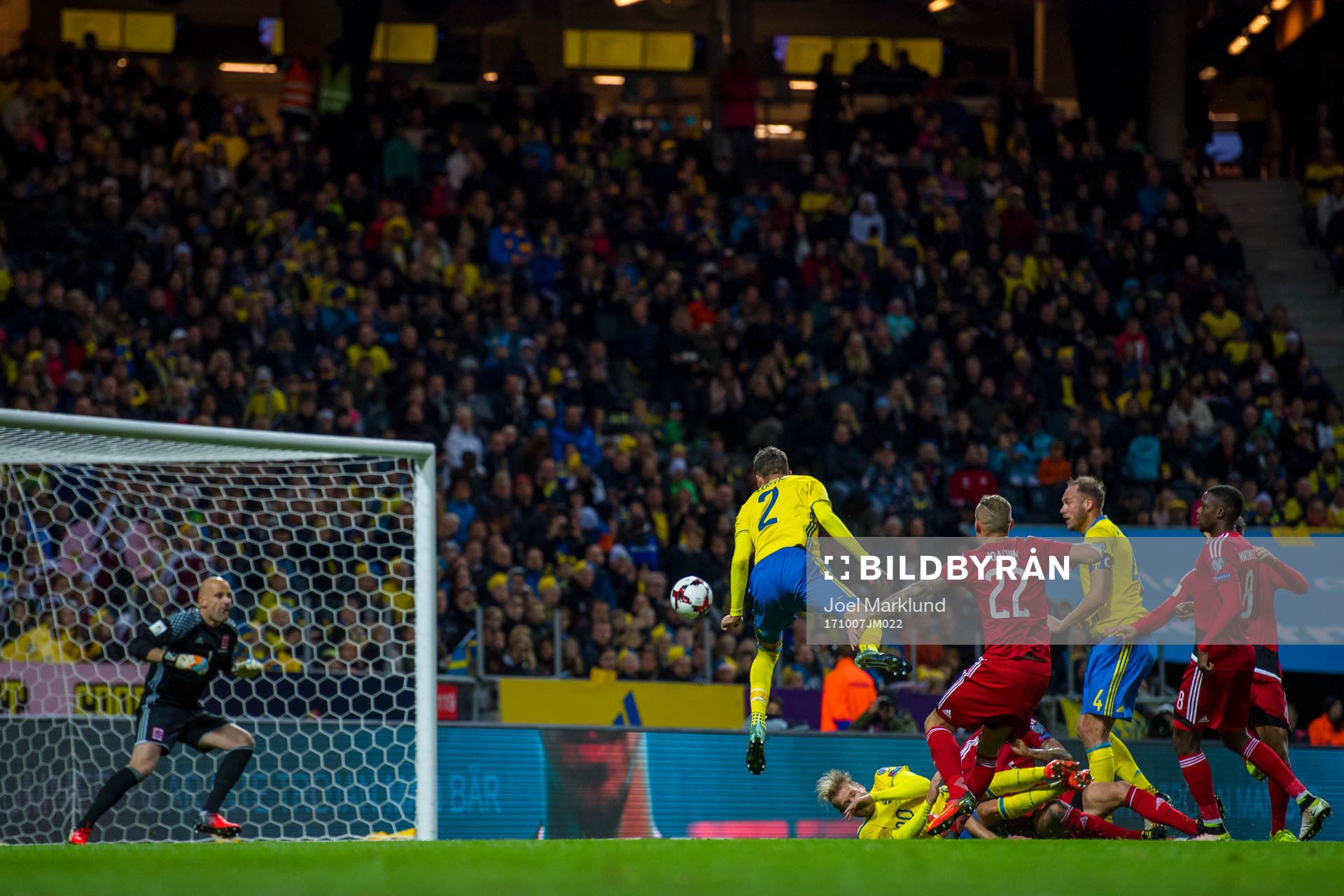 Sveriges Mikael Lustig gör 5-0