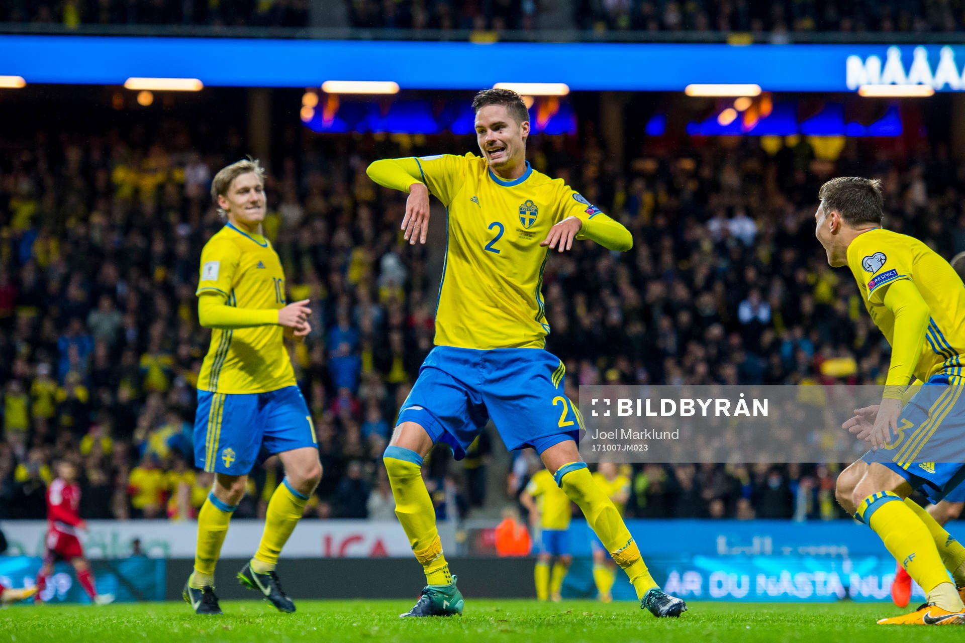 Sveriges Mikael Lustig jublar