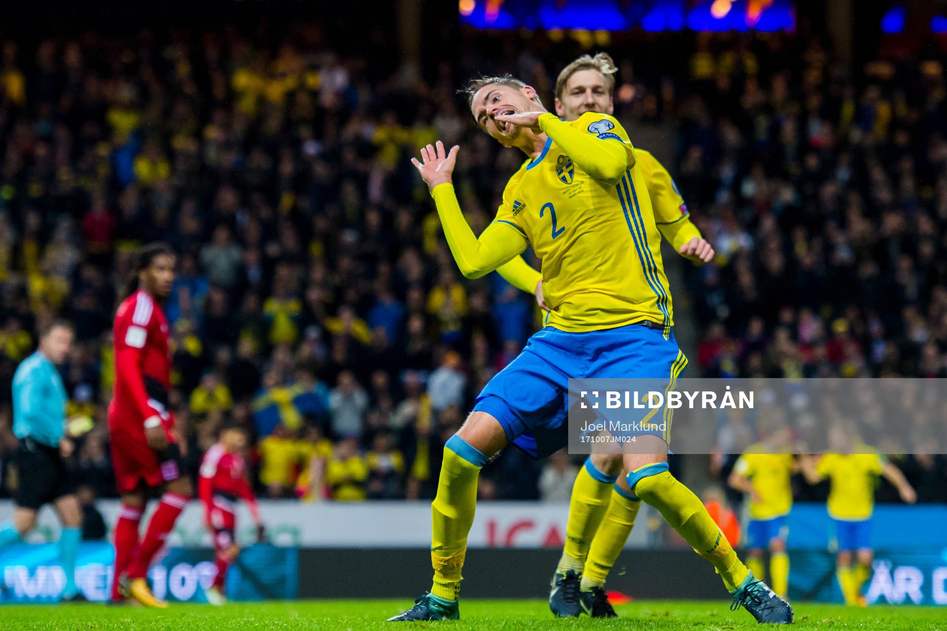 Sveriges Mikael Lustig jublar