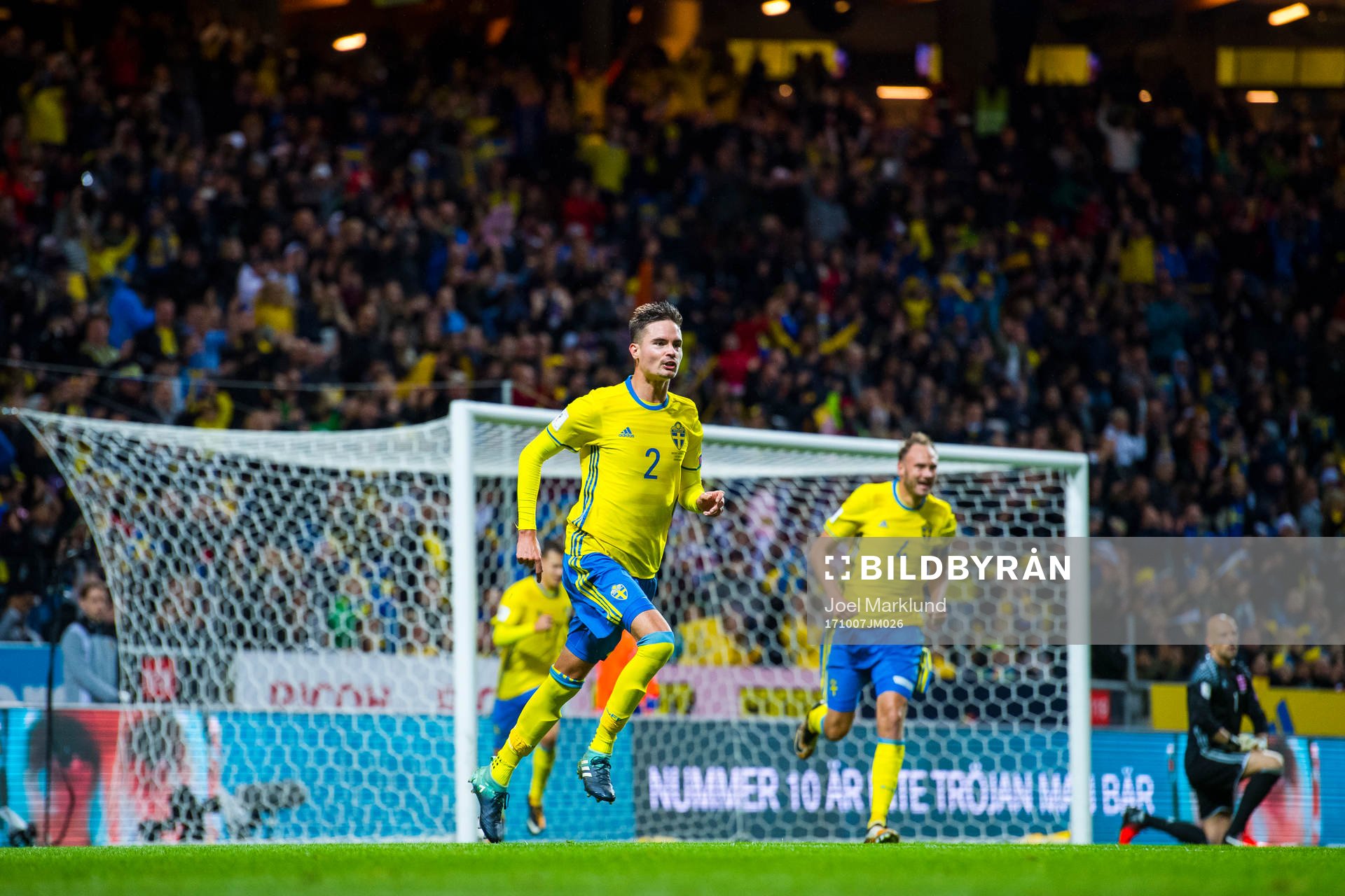 Sveriges Mikael Lustig jublar