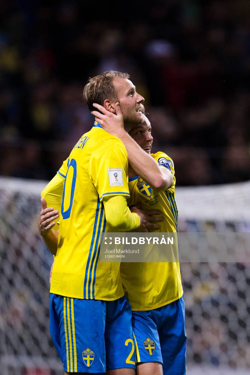 Sveriges Ola Toivonen och Sebastian Larsson jublar