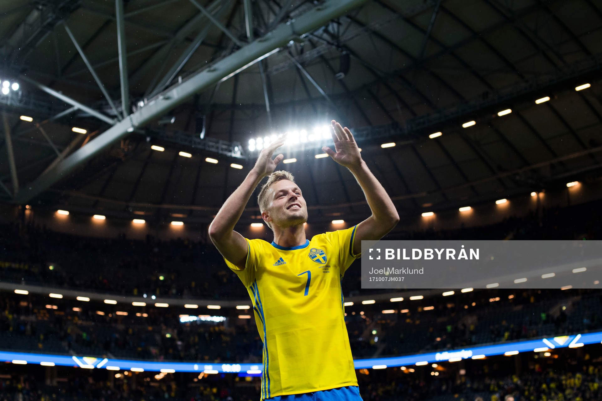 Sveriges Sebastian Larsson jublar