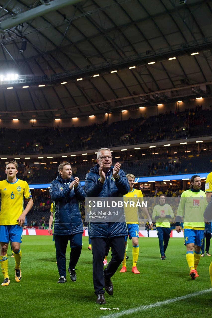 Sveriges förbundskapten Janne Andersson jublar
