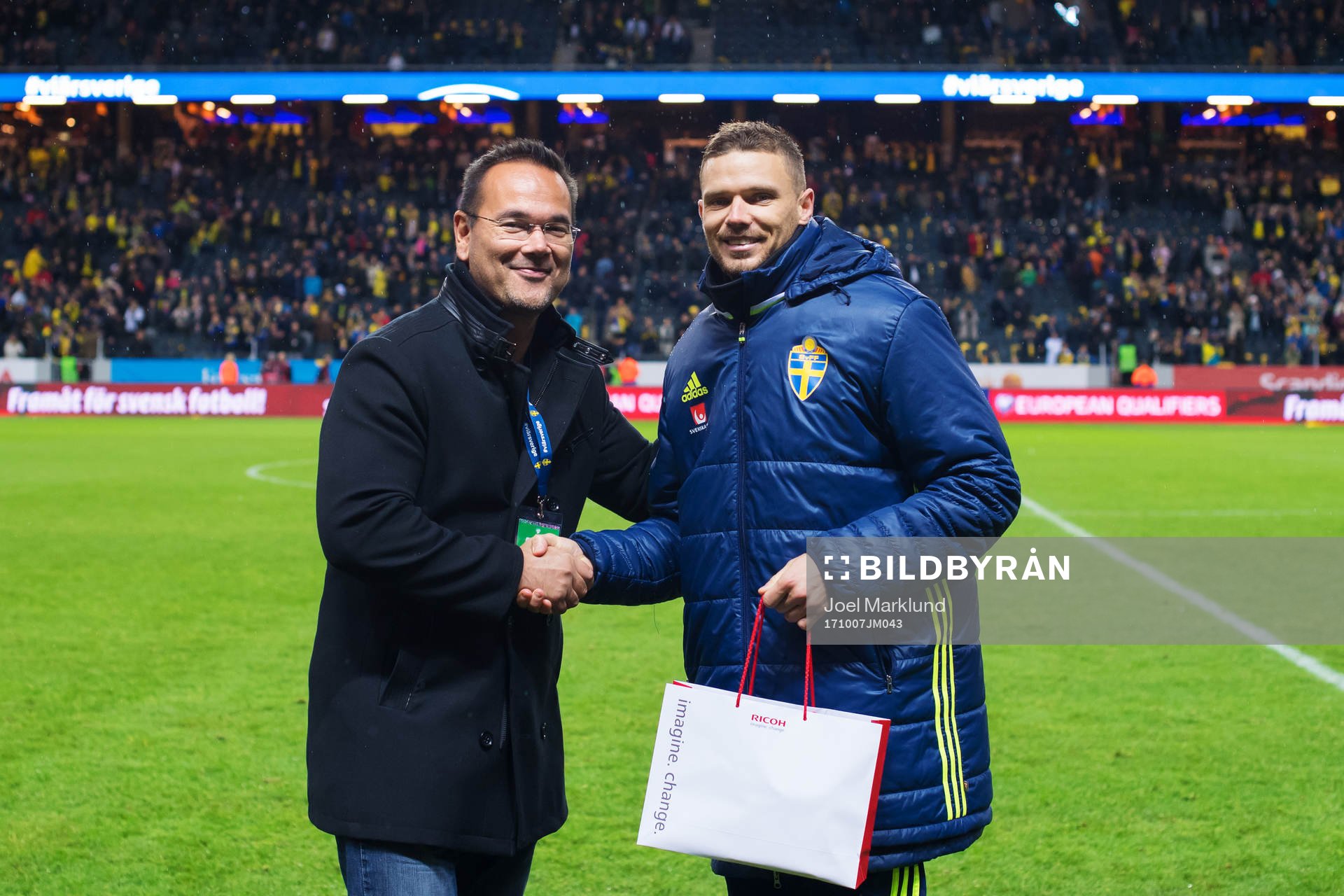 Sveriges Marcus Berg (t h) tar emot priset som matchens