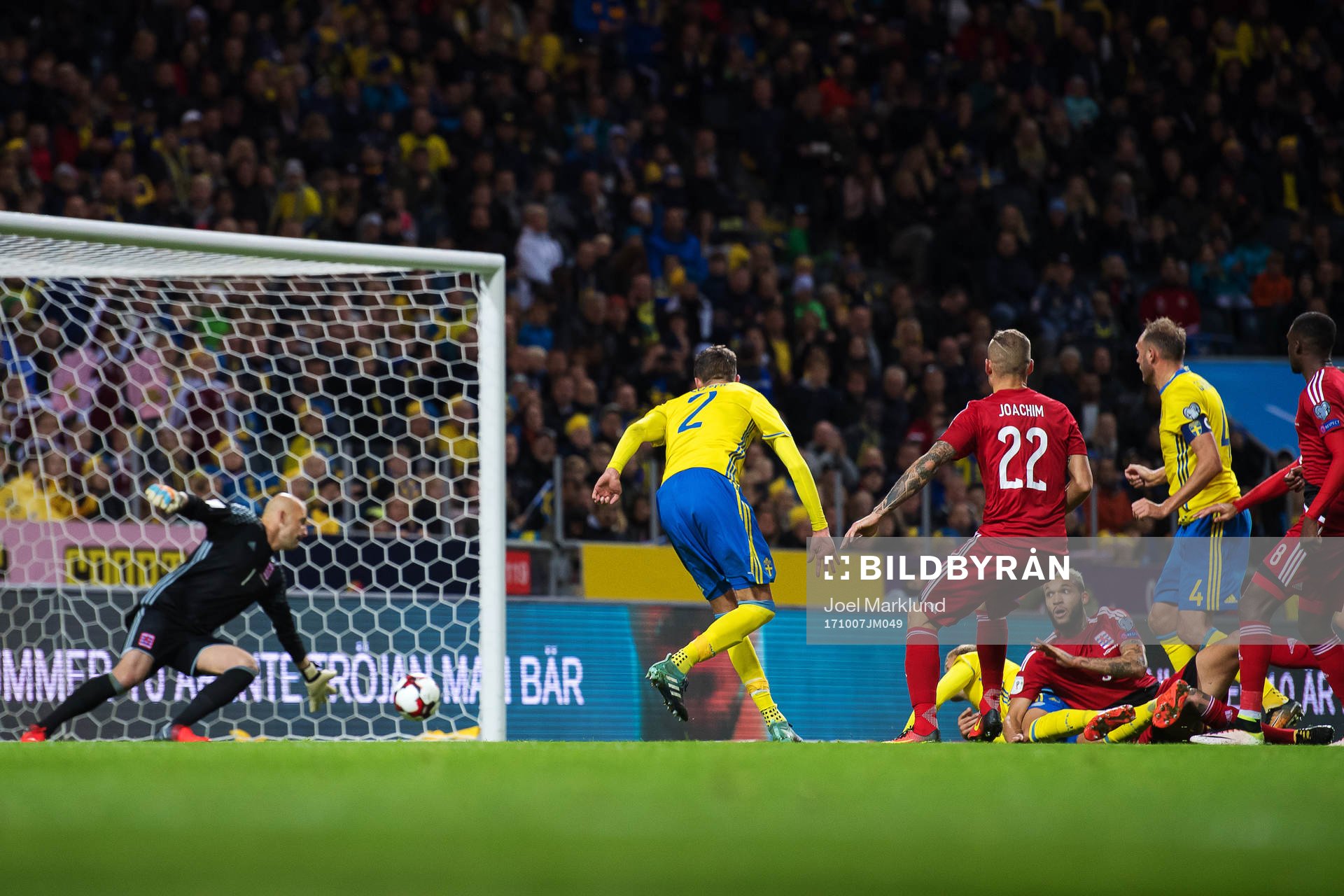 Sveriges Mikael Lustig nickar in 5-0 bakom Luxemburgs