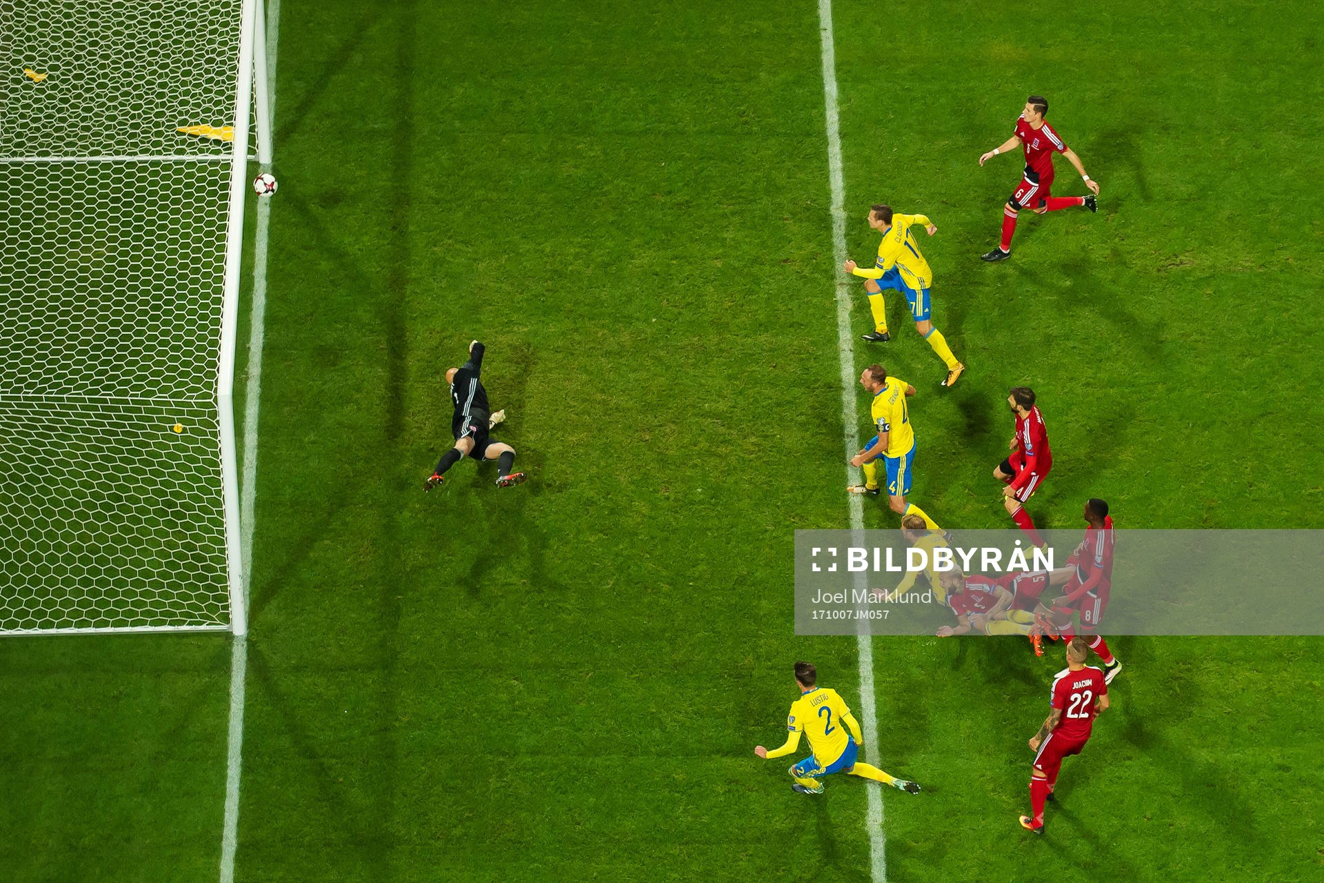 Sveriges Mikael Lustig nickar in 5-0 bakom Luxemburgs