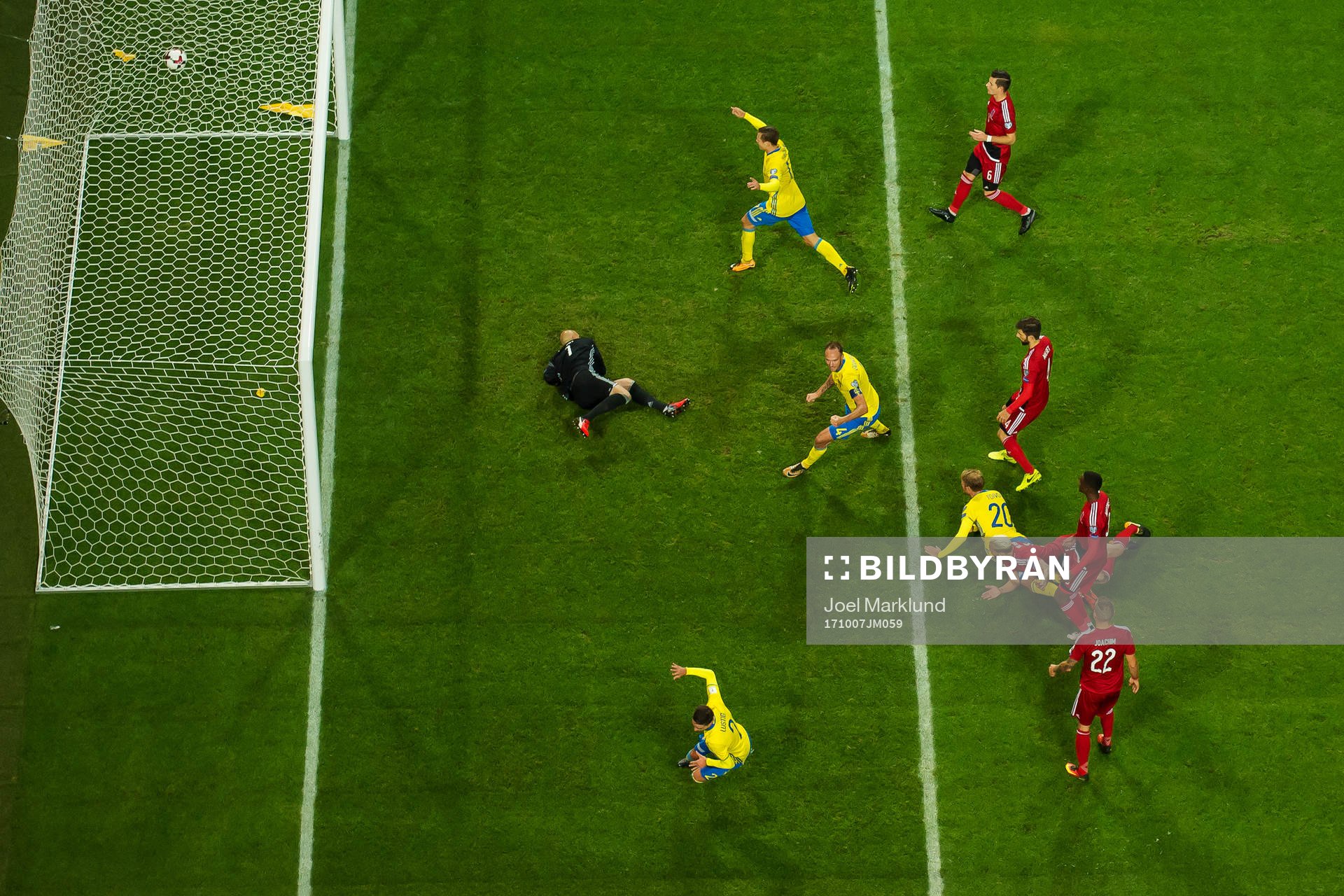 Sveriges Mikael Lustig jublar