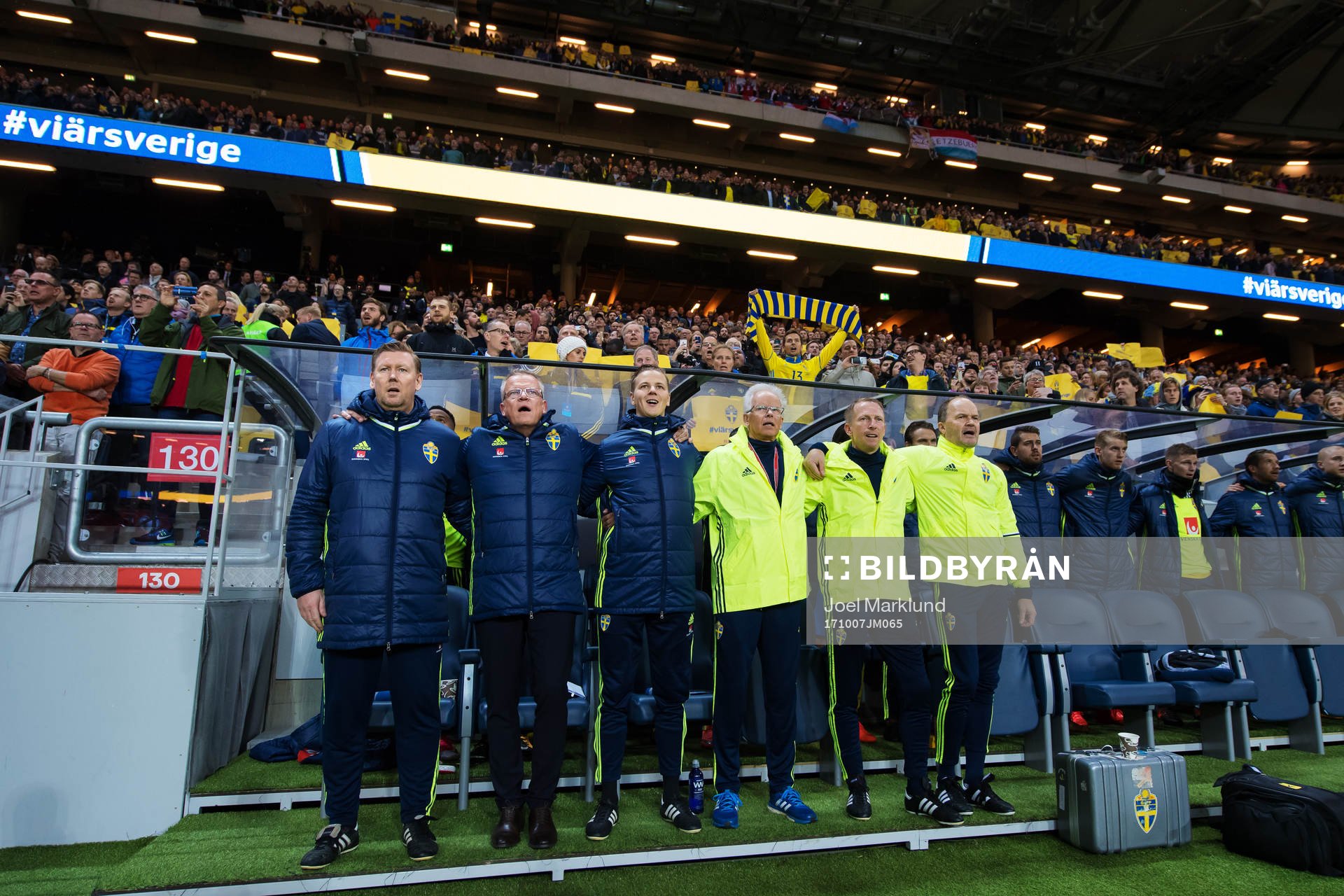 Sveriges ledare och spelare sjunger nationalsången
