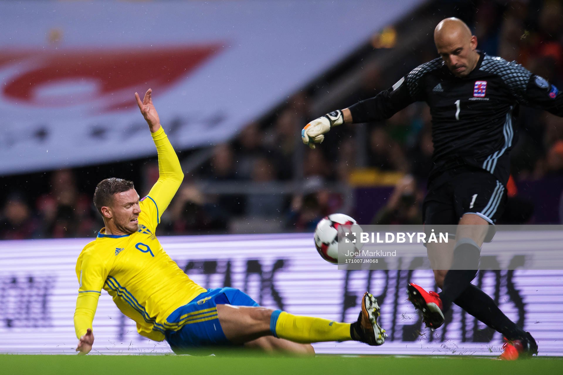 Sveriges Marcus Berg och Luxemburgs målvakt Jonathan
