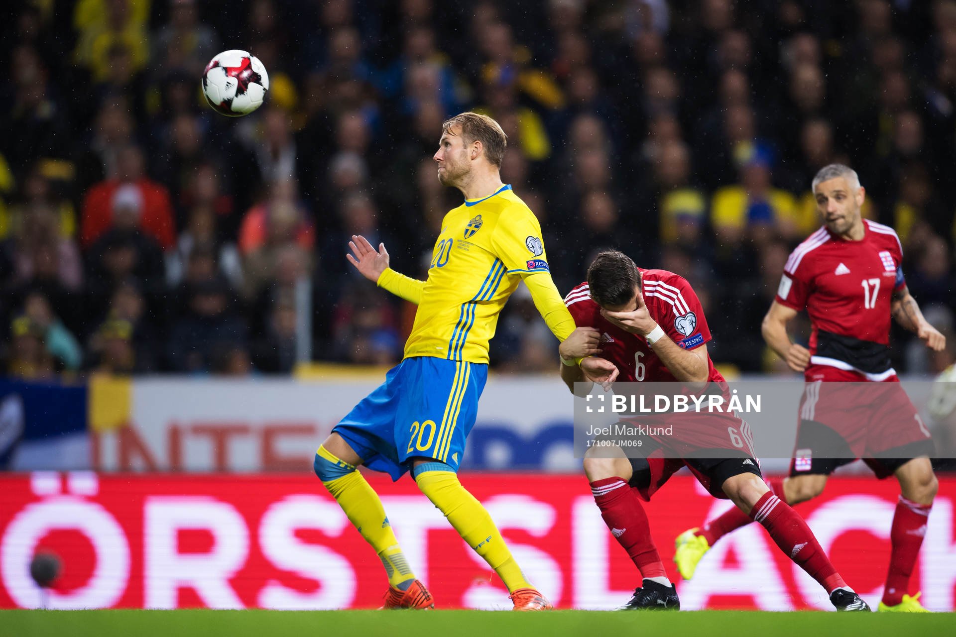 Sveriges Ola Toivonen i en duell med Luxemburgs Chris