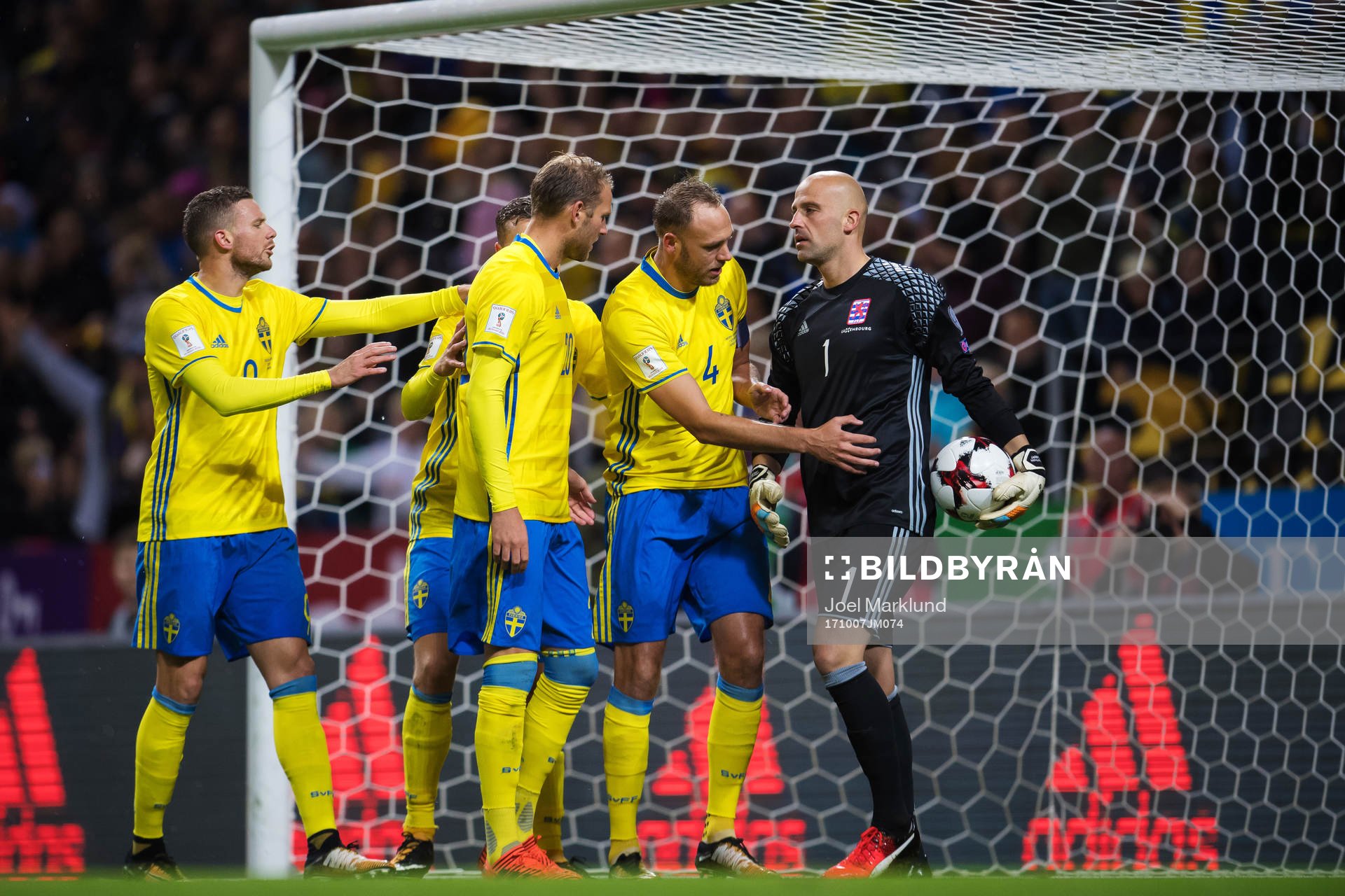 Sveriges Andreas Granqvist sträcker sig