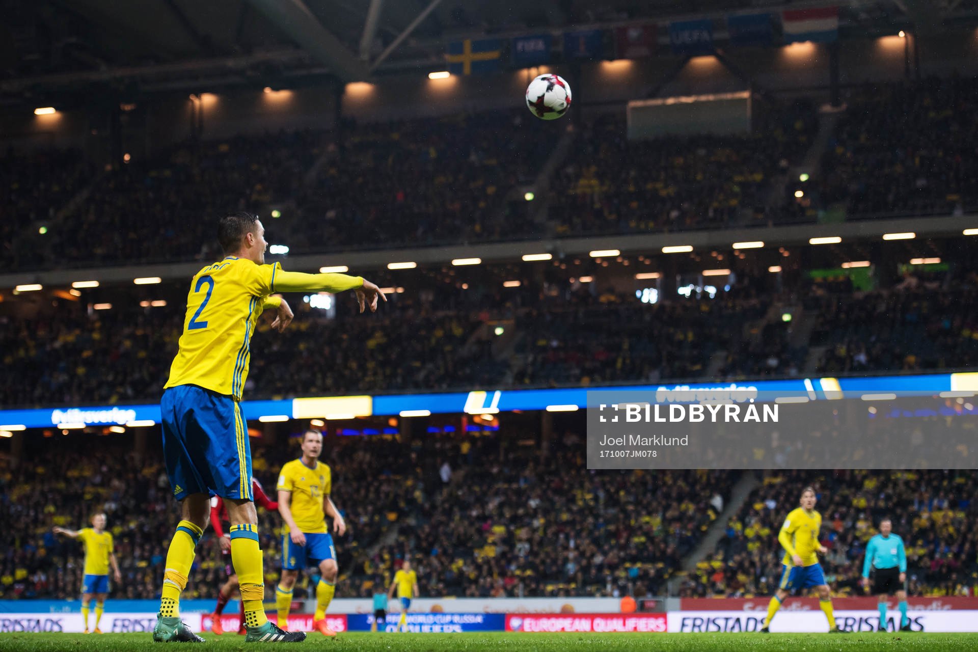 Sveriges Mikael Lustig gör ett inkast