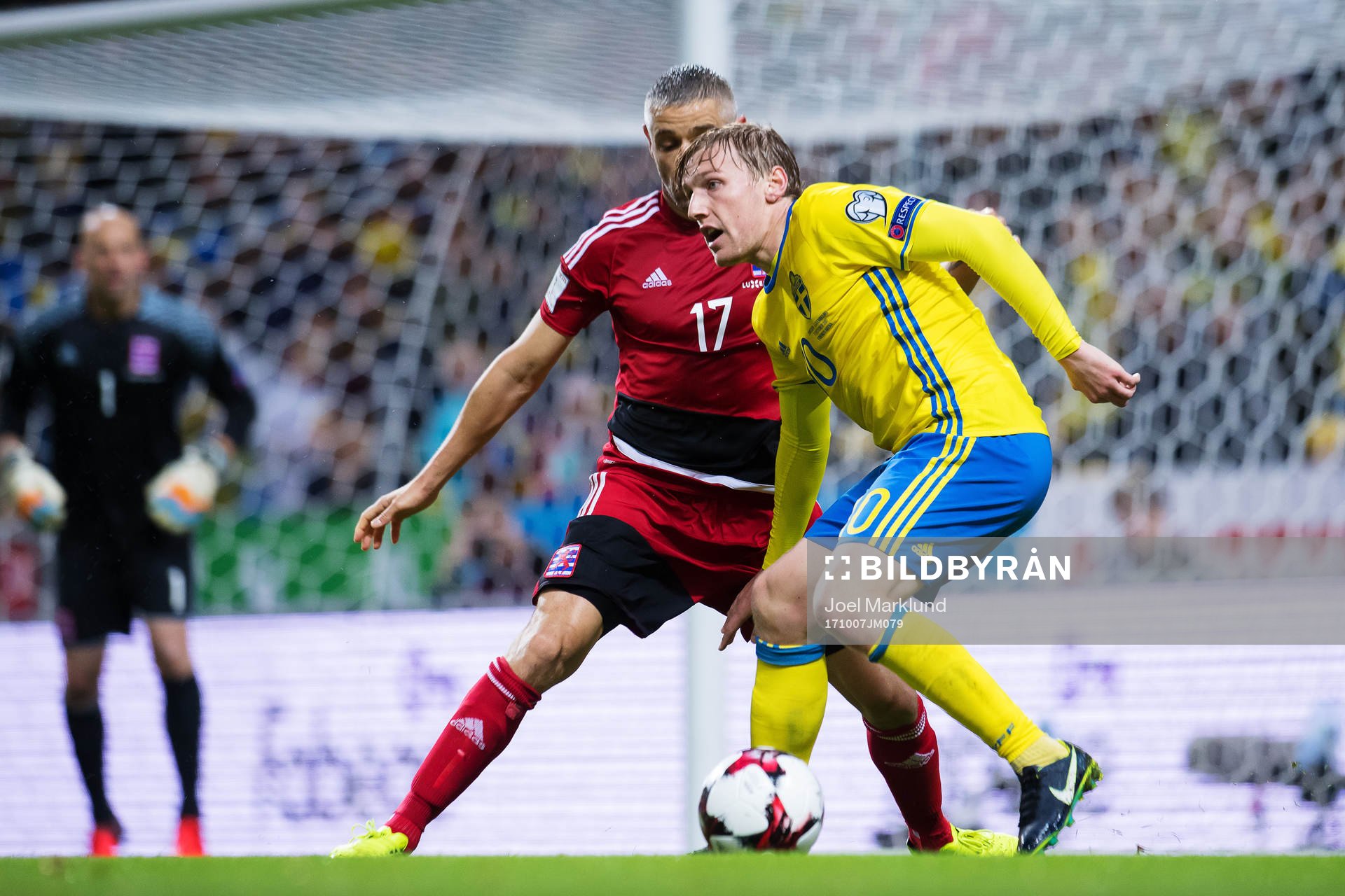Luxemburgs Mario Mutsch utmanas av Sveriges Emil Forsberg