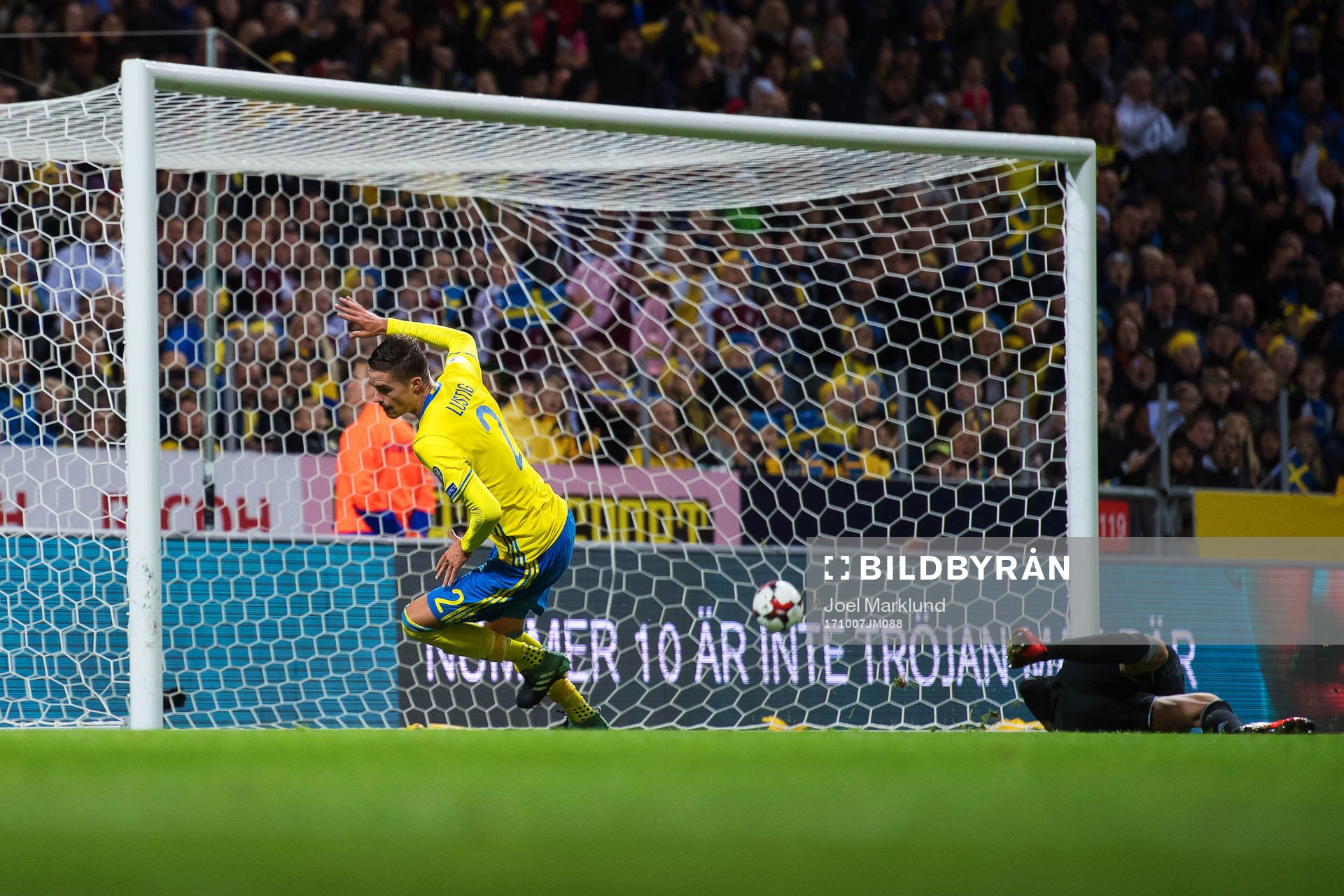 Sveriges Mikael Lustig jublar