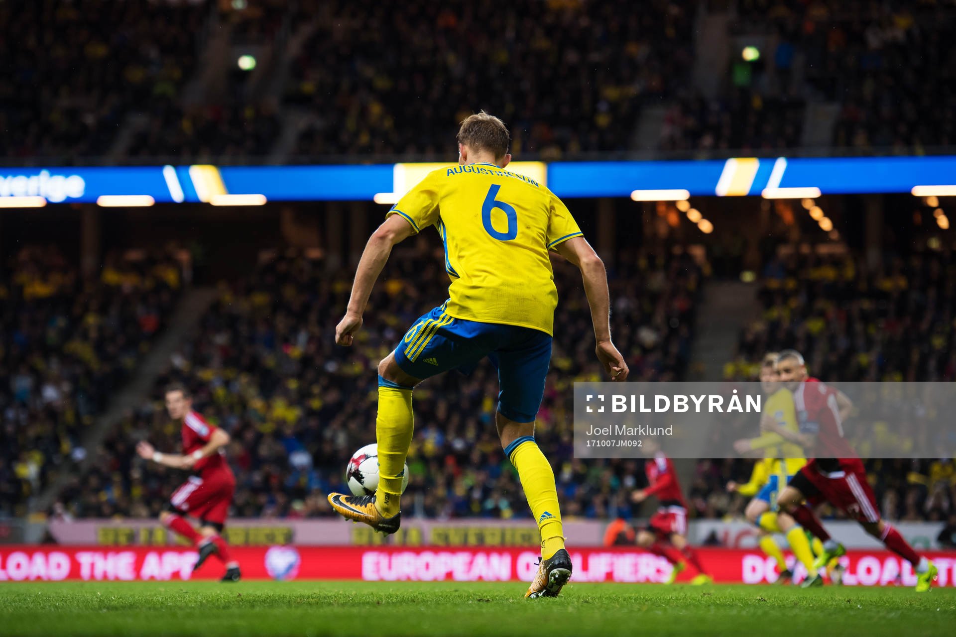 Sveriges Ludwig Augustinsson tar emot bollen