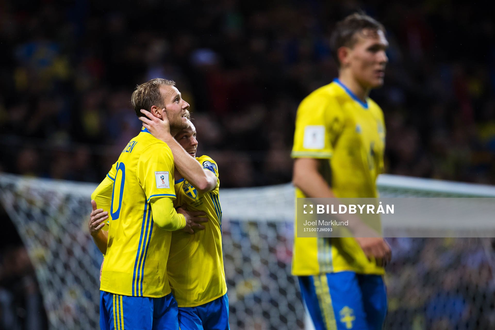 Sveriges Ola Toivonen kramas om av Sebastian Larsson