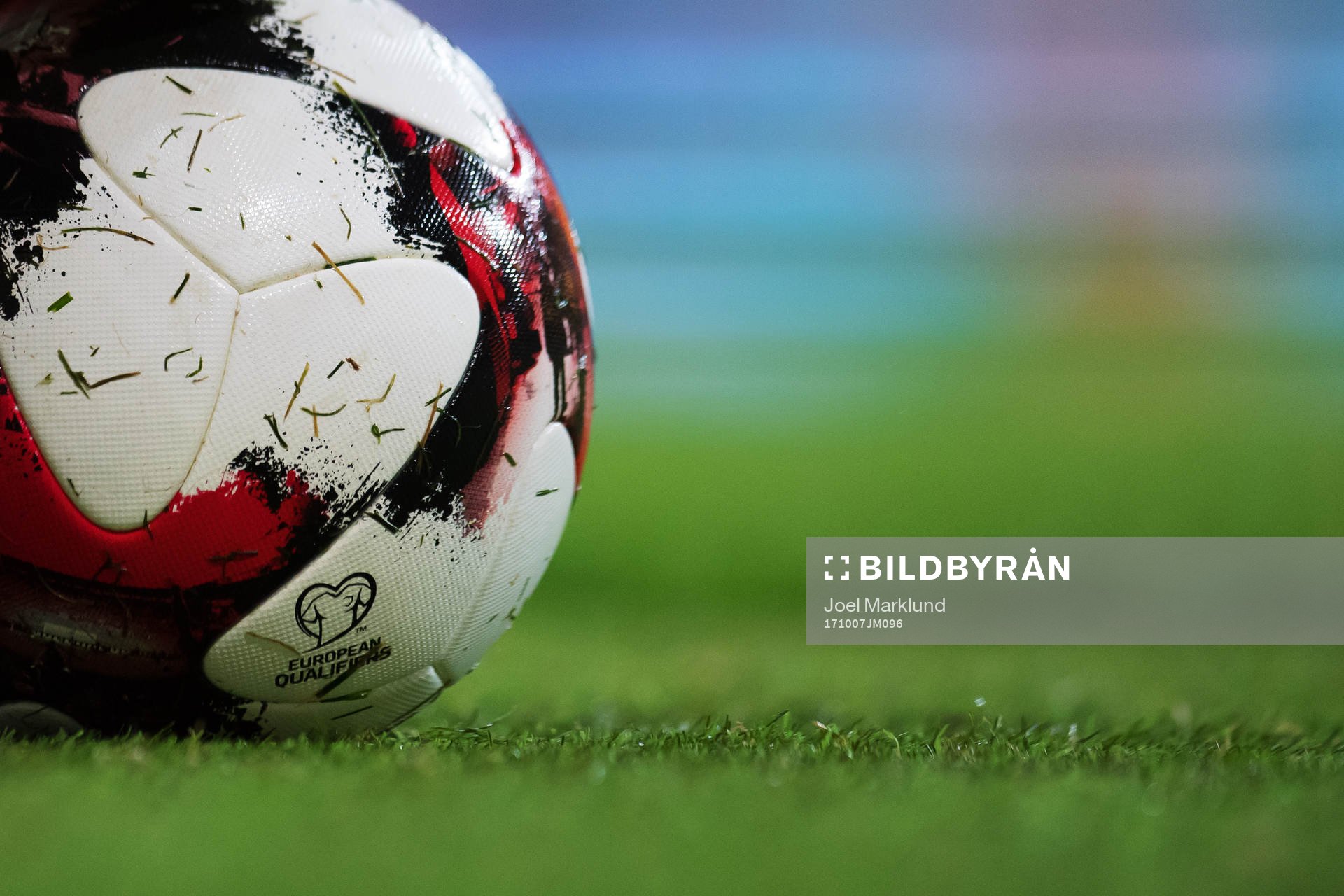 En fotboll med emblemet European Qualifiers
