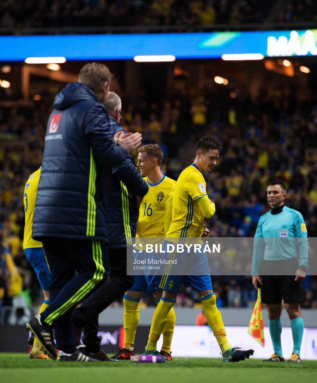 Sveriges Mikael Lustig vid avbytarbänken
