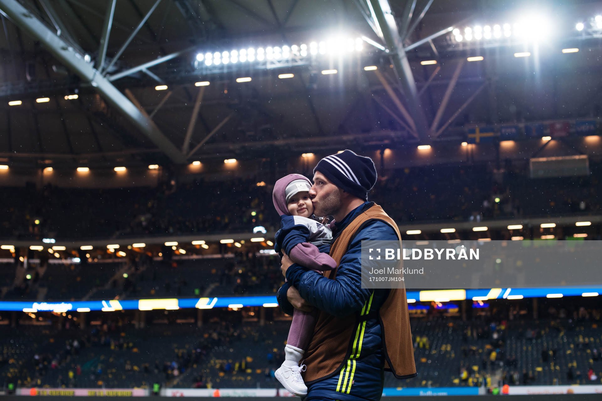 Sveriges John Guidetti kysser sin dotter