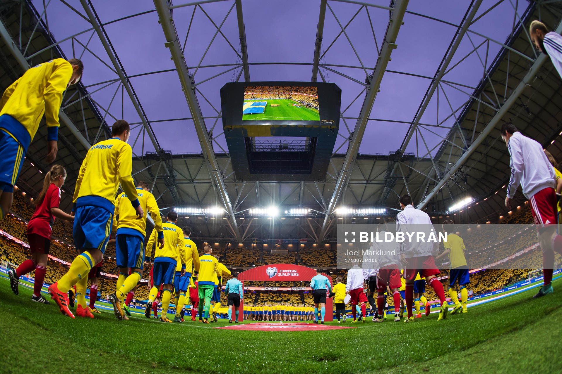 Lagens spelare gör entré till VM-kvalmatchen i fotboll