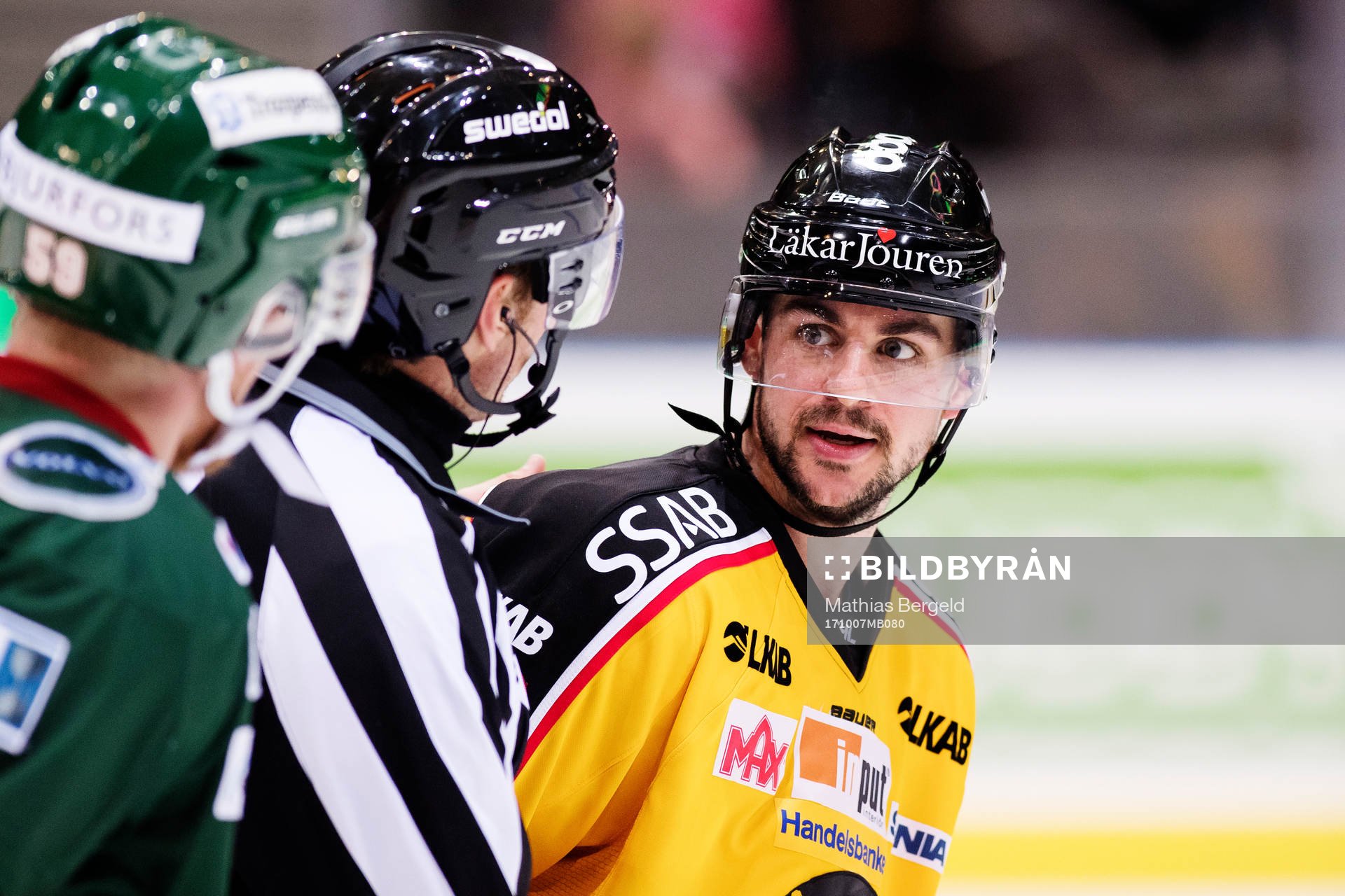 Frölundas Simon Hjalmarsson och Luleås Joey Hishon i en