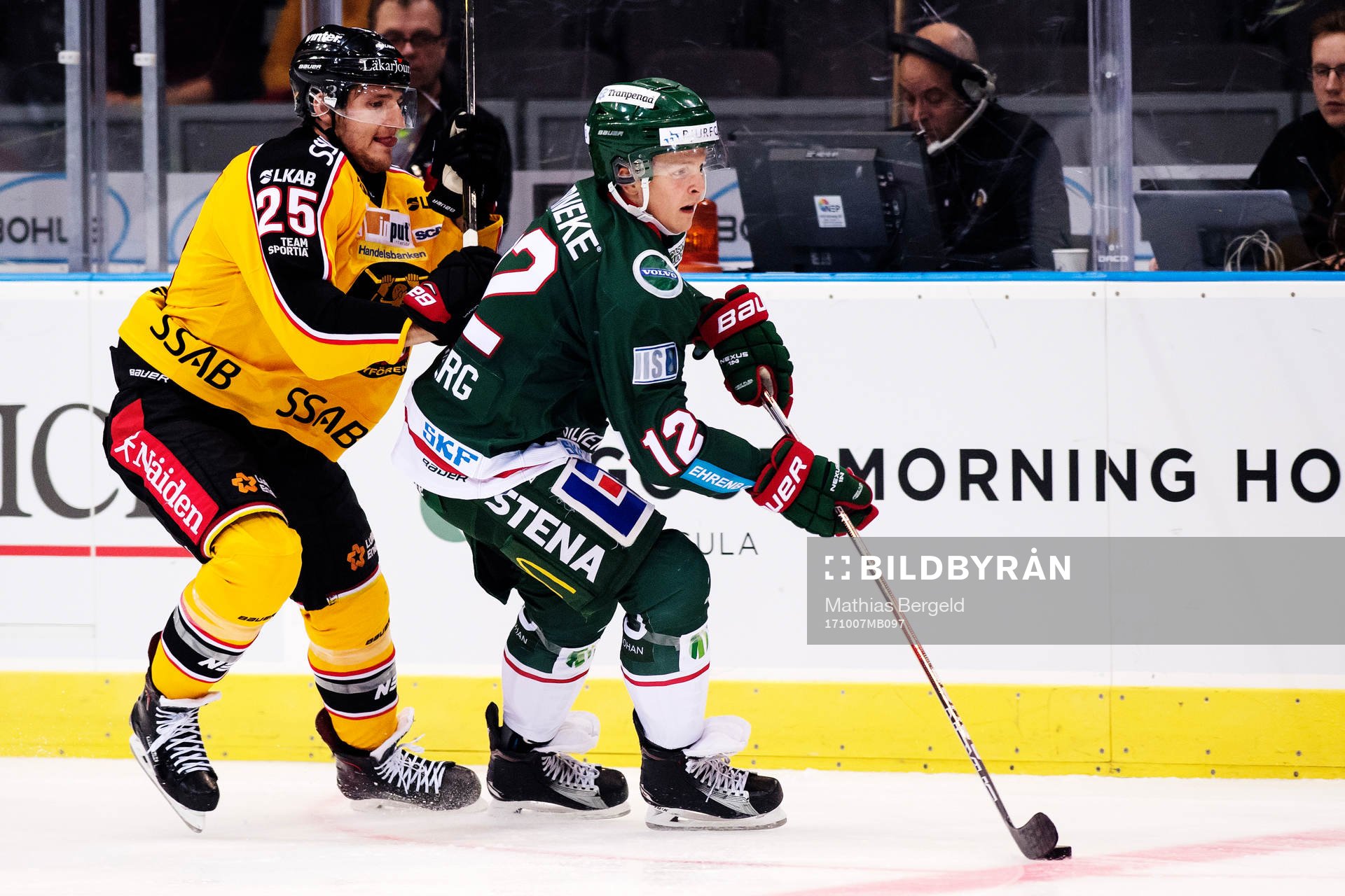Luleås Anton Hedman och Frölundas Max Friberg i kamp om
