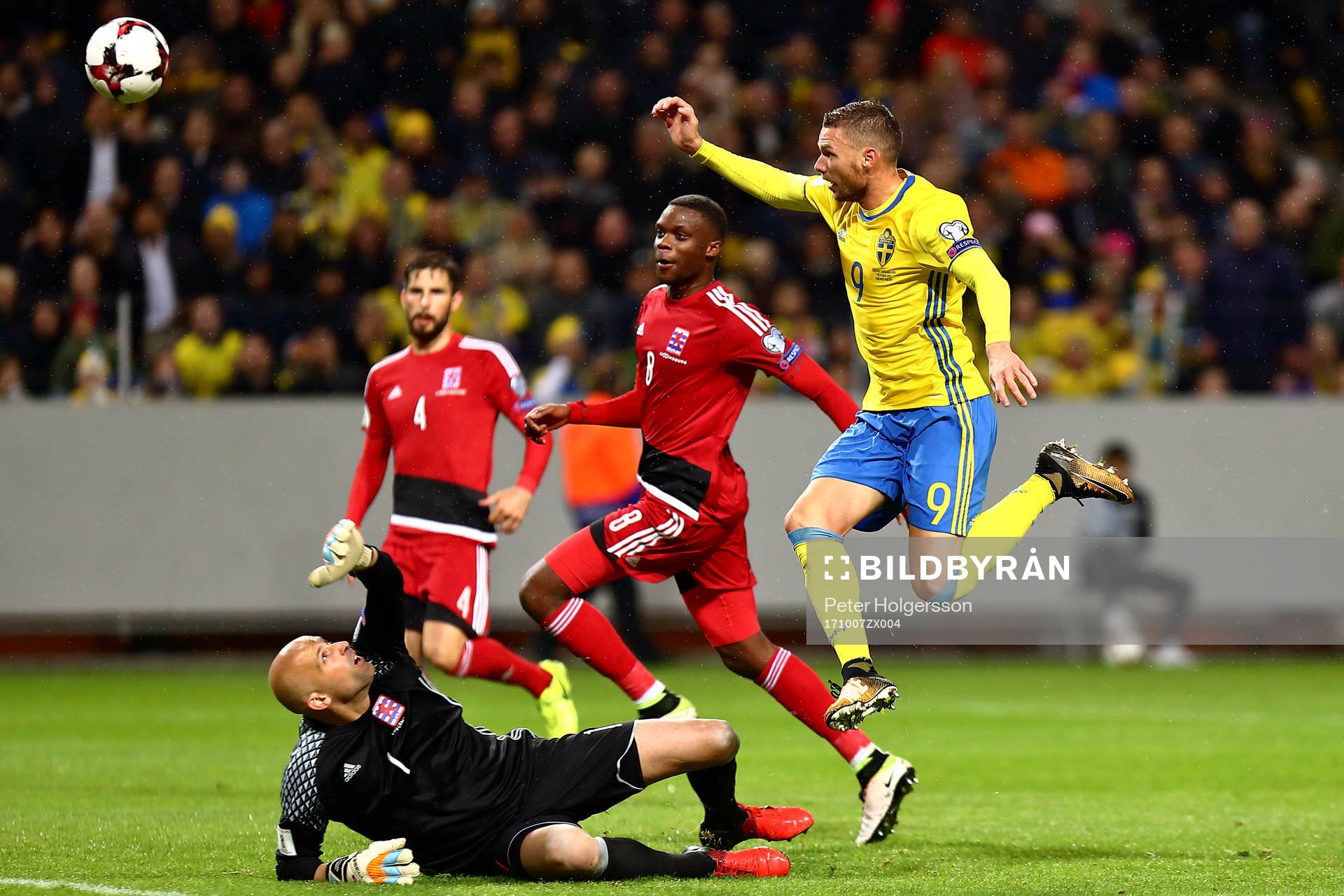 Sveriges Ola Toivonen och Marcus Berg jublar