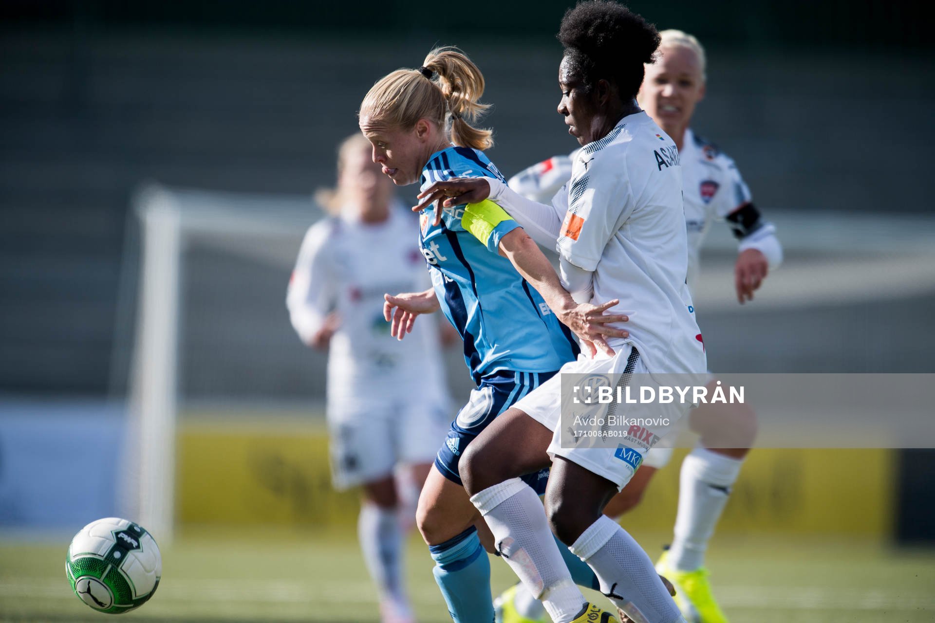 Djurgårdens Mia Jalkerud och Rosengårds Anita Asante under fotbollsmatchen i Damallsvenskan mellan FC Rosengård och Djurgården den 8 oktober 2017 i Malmö.